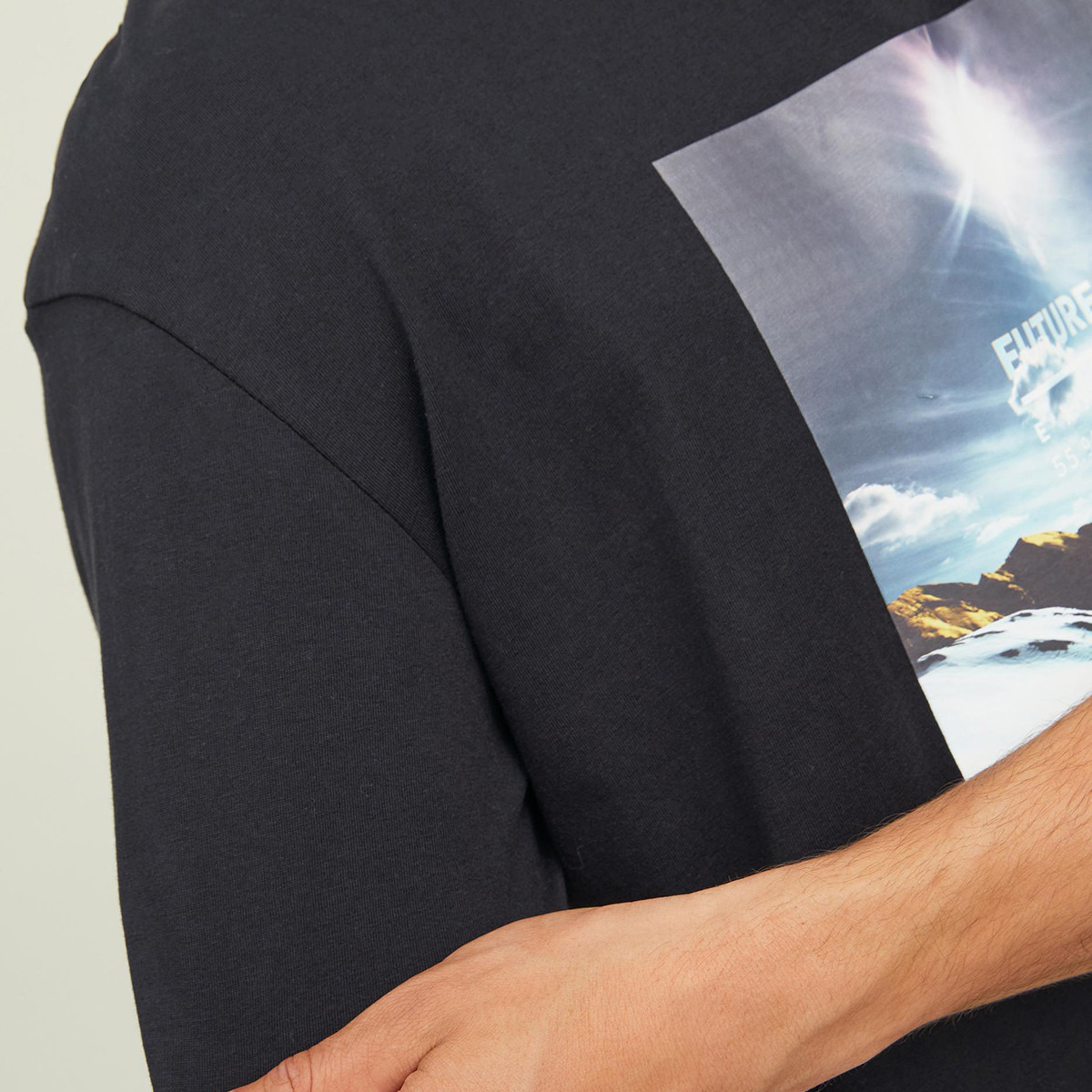 تي شيرت رجالي من جاك آند جونز بأكمام قصيرة و ياقة مستديرة و جرافيك مع لون اسود-men-clothing-tshirtsandpolos-tshirts-image-4