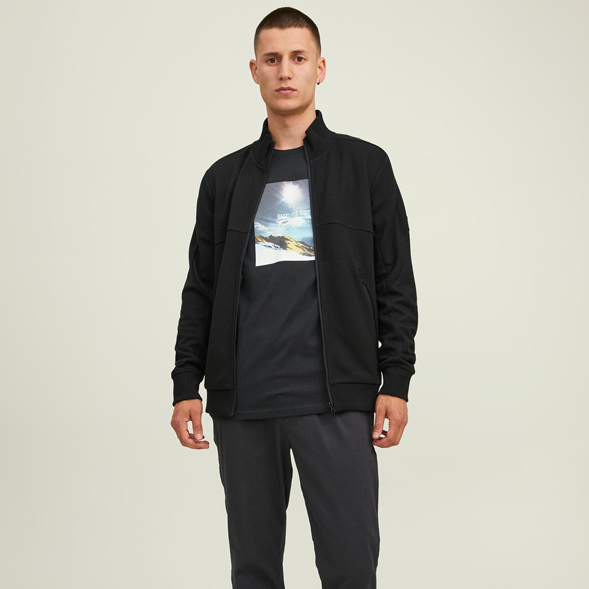 تي شيرت رجالي من جاك آند جونز بأكمام قصيرة و ياقة مستديرة و جرافيك مع لون اسود-men-clothing-tshirtsandpolos-tshirts-image-5