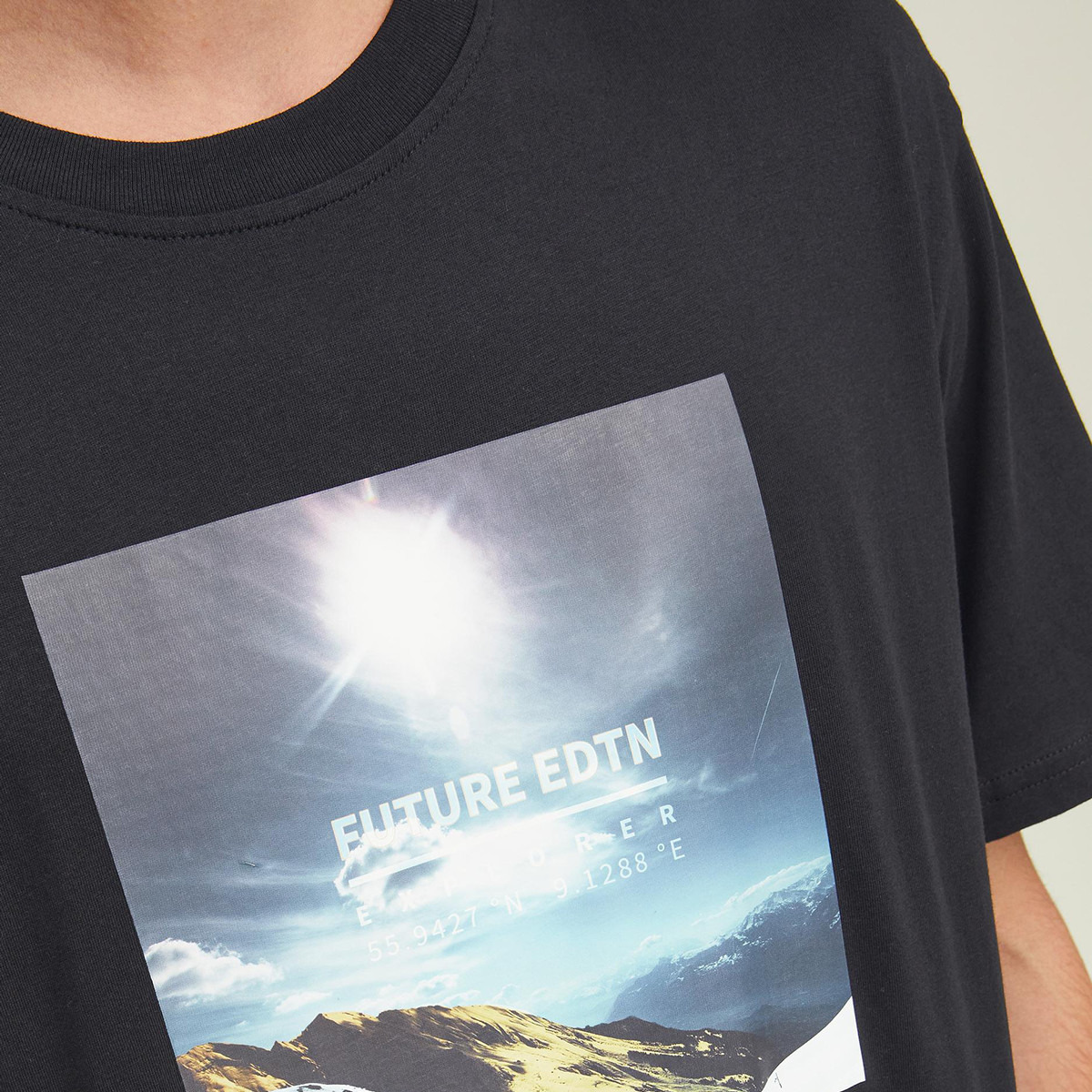 تي شيرت رجالي من جاك آند جونز بأكمام قصيرة و ياقة مستديرة و جرافيك مع لون اسود-men-clothing-tshirtsandpolos-tshirts-image-6