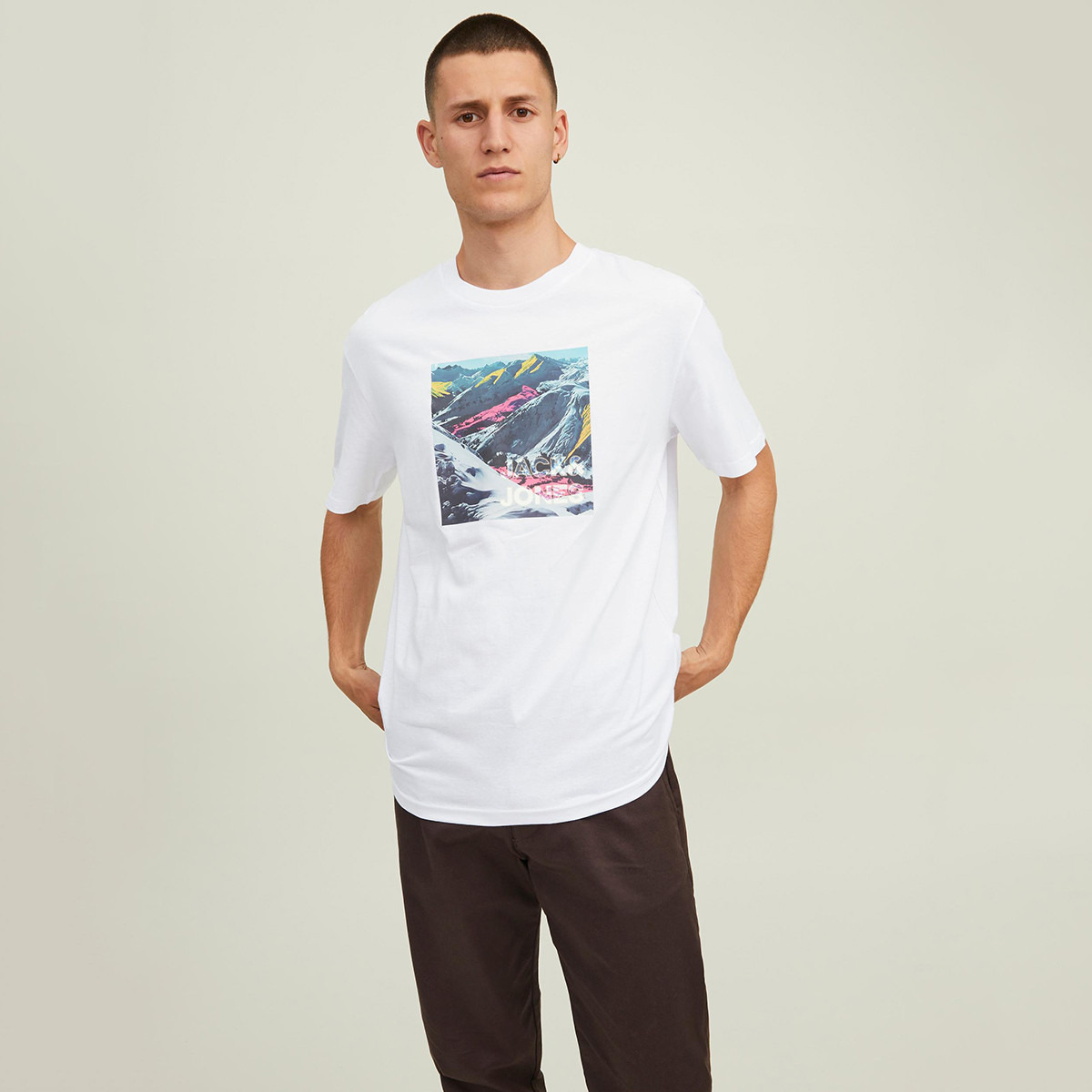 تي شيرت رجالي من جاك آند جونز بأكمام قصيرة و ياقة مستديرة و جرافيك مع لون ابیض-men-clothing-tshirtsandpolos-tshirts-image-1