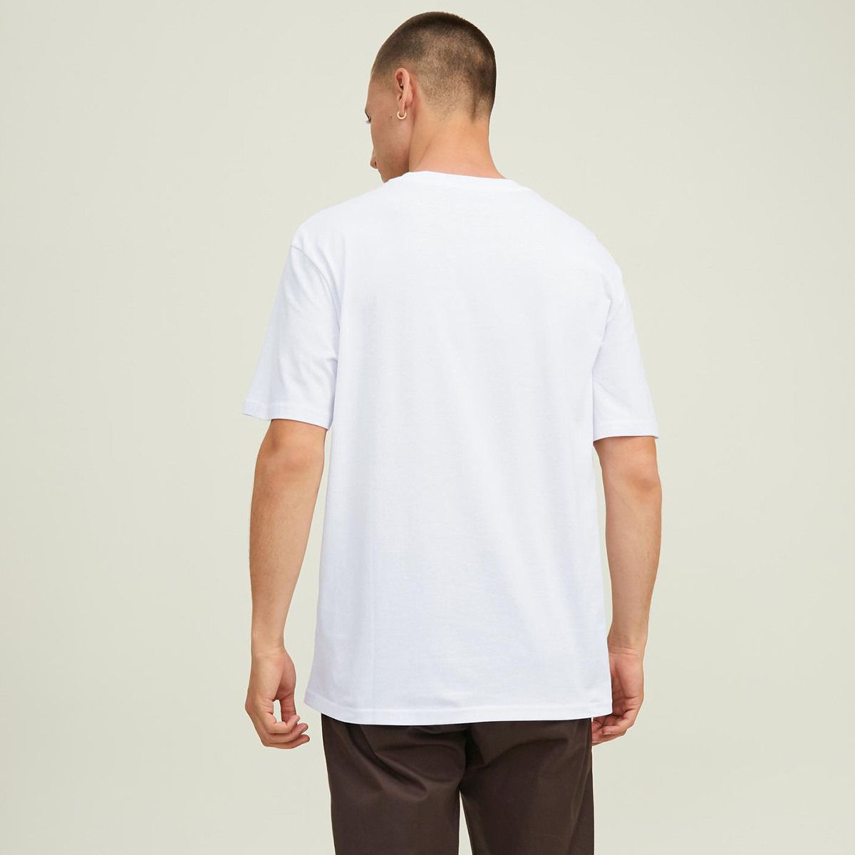 تي شيرت رجالي من جاك آند جونز بأكمام قصيرة و ياقة مستديرة و جرافيك مع لون ابیض-men-clothing-tshirtsandpolos-tshirts-image-2