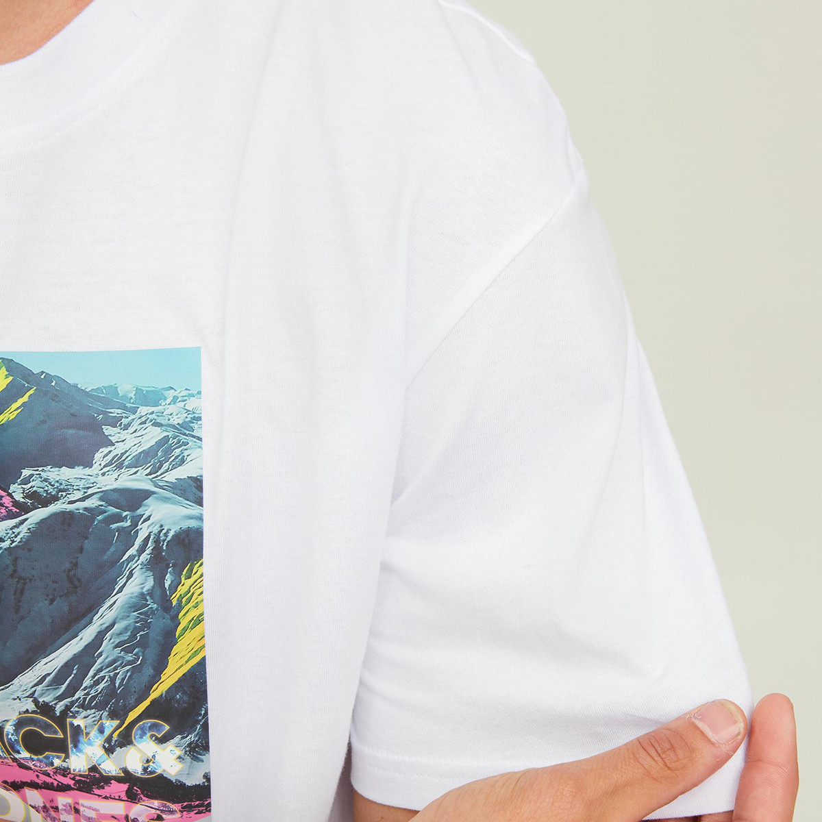 تي شيرت رجالي من جاك آند جونز بأكمام قصيرة و ياقة مستديرة و جرافيك مع لون ابیض-men-clothing-tshirtsandpolos-tshirts-image-4