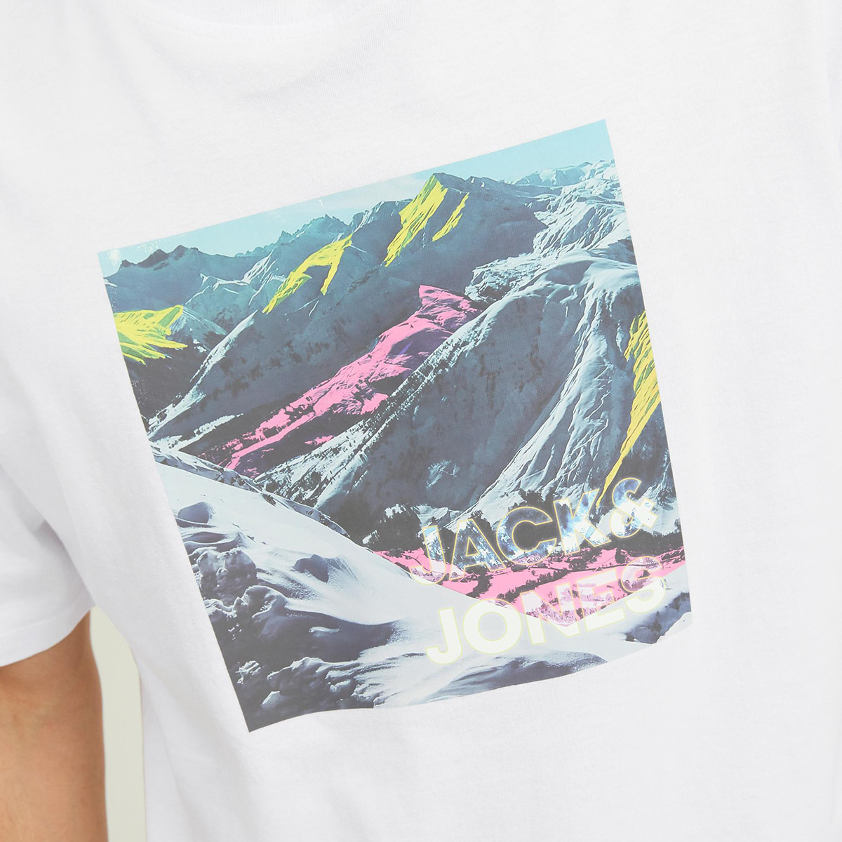 تي شيرت رجالي من جاك آند جونز بأكمام قصيرة و ياقة مستديرة و جرافيك مع لون ابیض-men-clothing-tshirtsandpolos-tshirts-image-5