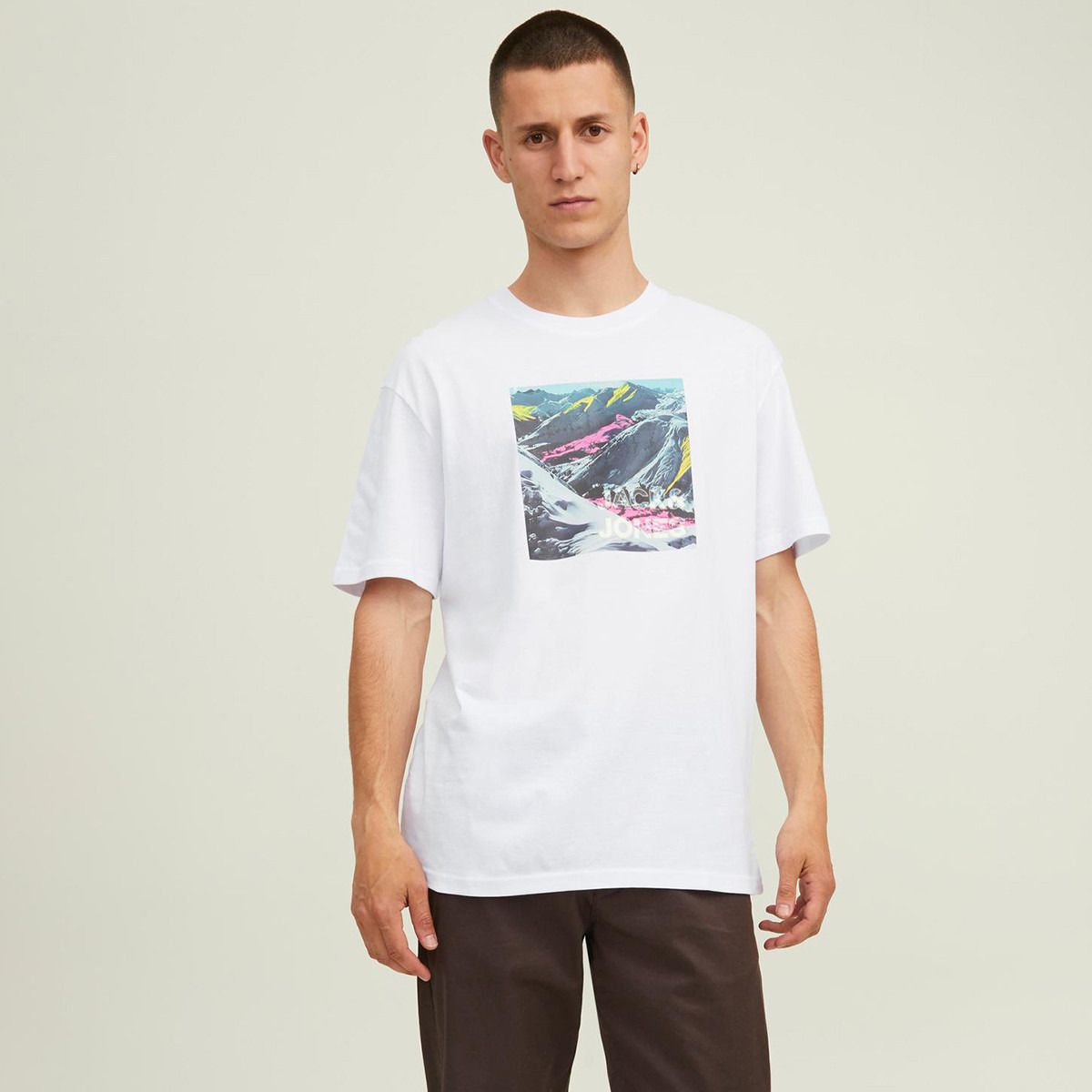 تي شيرت رجالي من جاك آند جونز بأكمام قصيرة و ياقة مستديرة و جرافيك مع لون ابیض-men-clothing-tshirtsandpolos-tshirts-image-6
