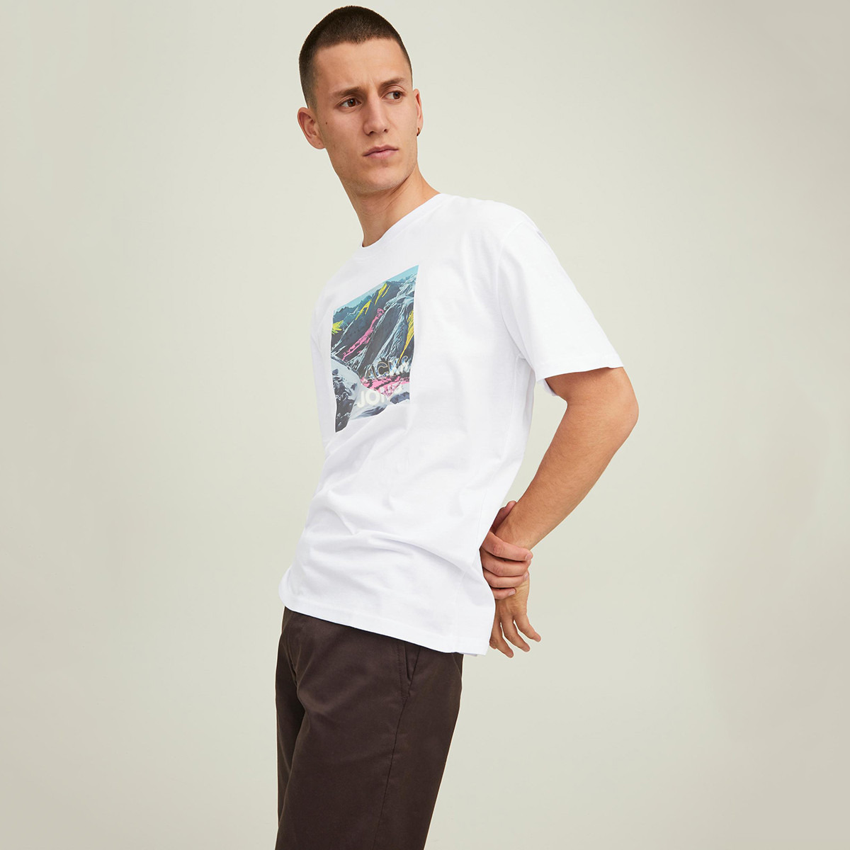 تي شيرت رجالي من جاك آند جونز بأكمام قصيرة و ياقة مستديرة و جرافيك مع لون ابیض-men-clothing-tshirtsandpolos-tshirts-image-7