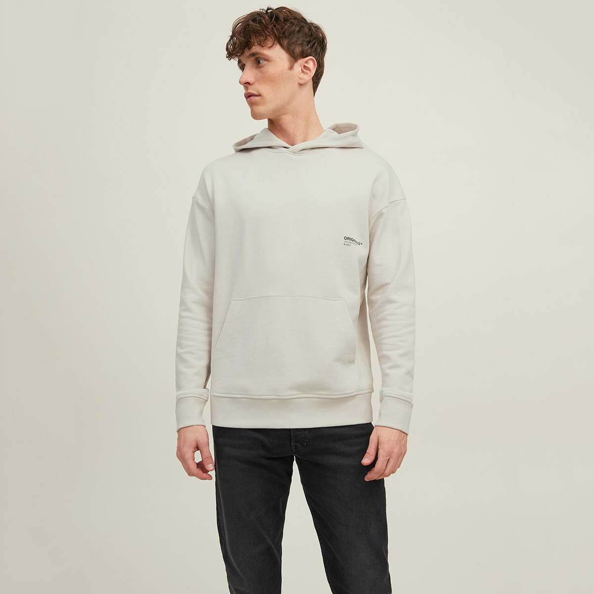 هودي جاك آند جونز بجيب كانغارو مطبوع بلون كريمي للرجال-men-winterwear-hoodiesandsweatshirts-image-1