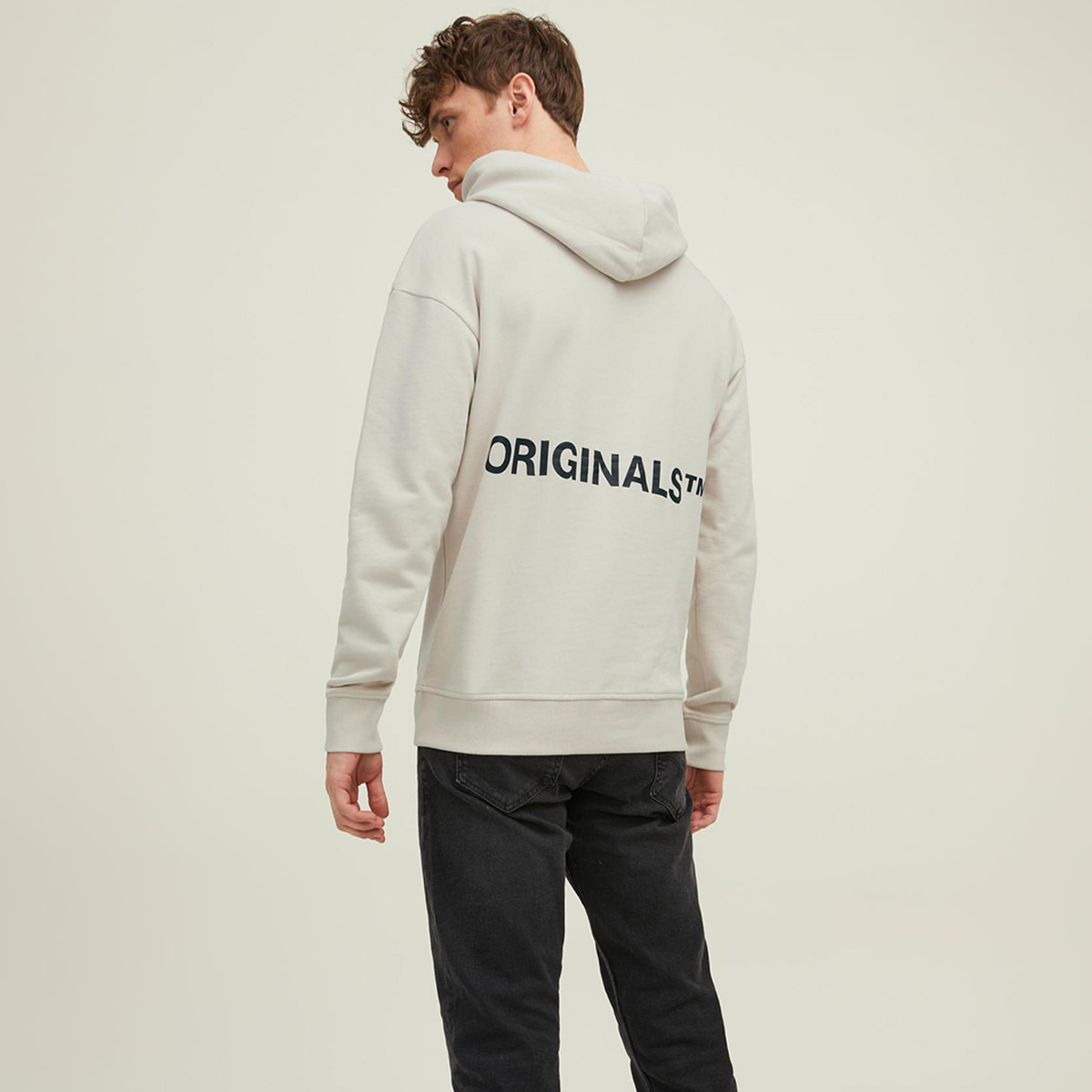 هودي جاك آند جونز بجيب كانغارو مطبوع بلون كريمي للرجال-men-winterwear-hoodiesandsweatshirts-image-2