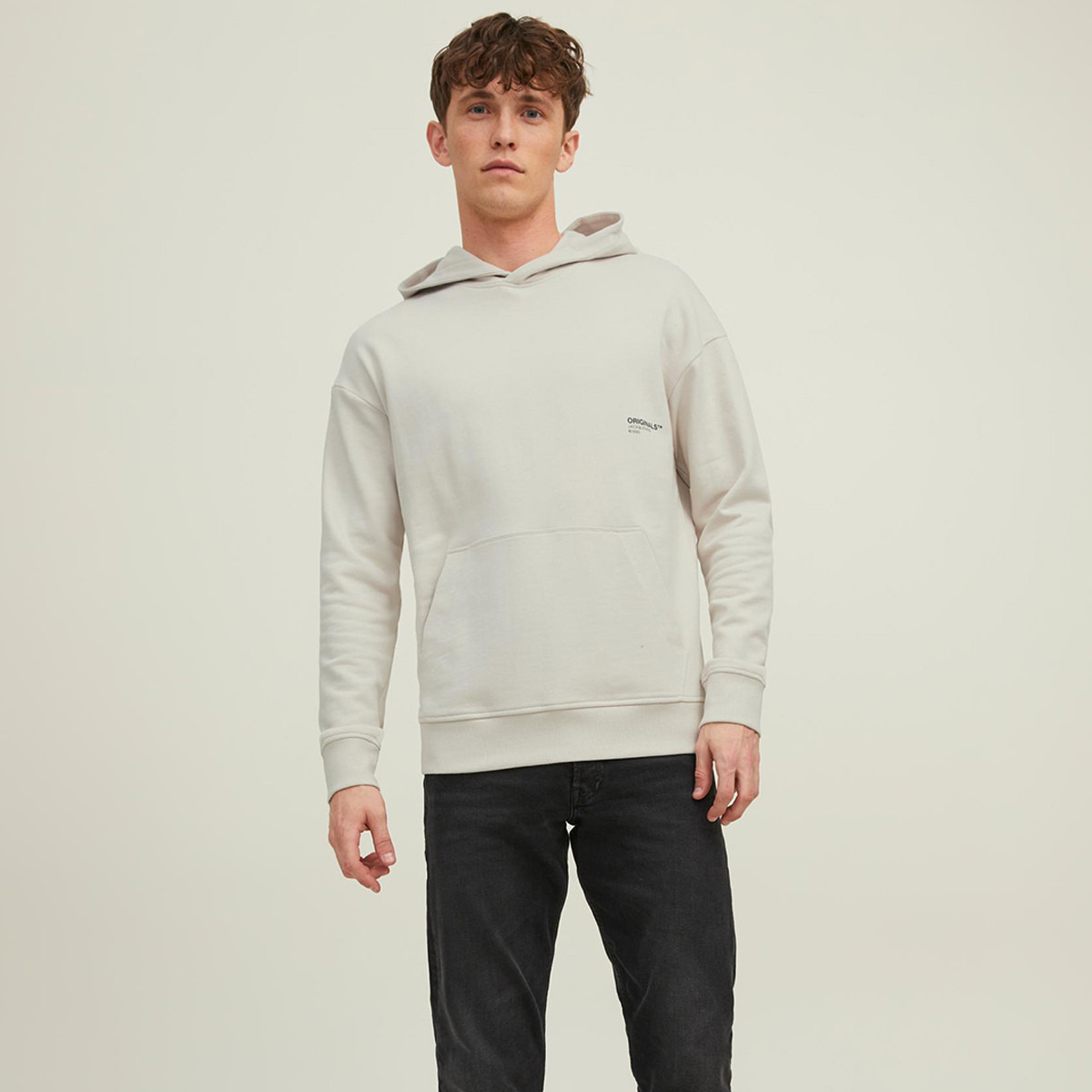 هودي جاك آند جونز بجيب كانغارو مطبوع بلون كريمي للرجال-men-winterwear-hoodiesandsweatshirts-image-4
