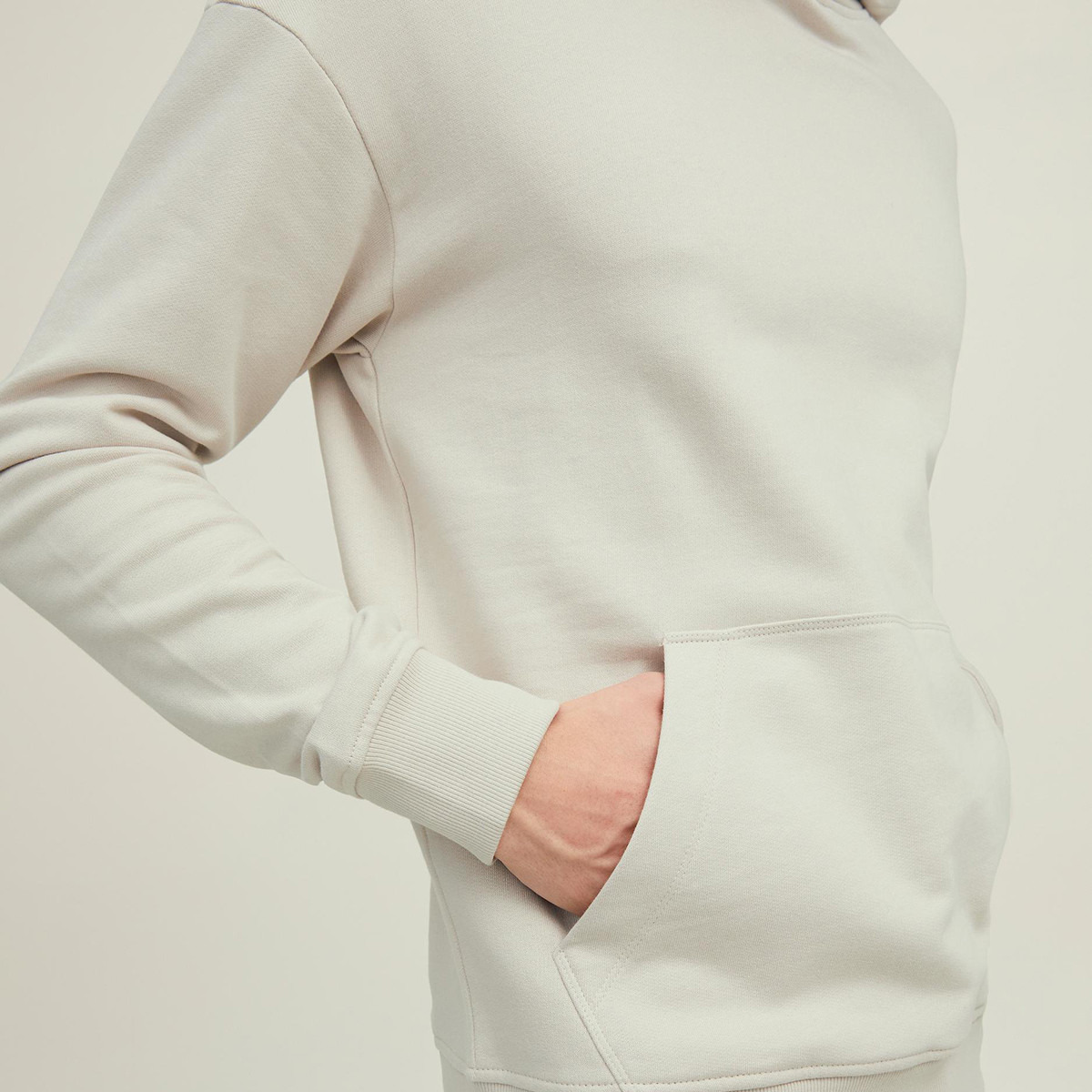 هودي جاك آند جونز بجيب كانغارو مطبوع بلون كريمي للرجال-men-winterwear-hoodiesandsweatshirts-image-5