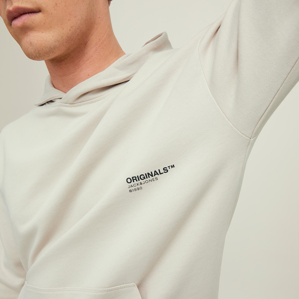 هودي جاك آند جونز بجيب كانغارو مطبوع بلون كريمي للرجال-men-winterwear-hoodiesandsweatshirts-image-6
