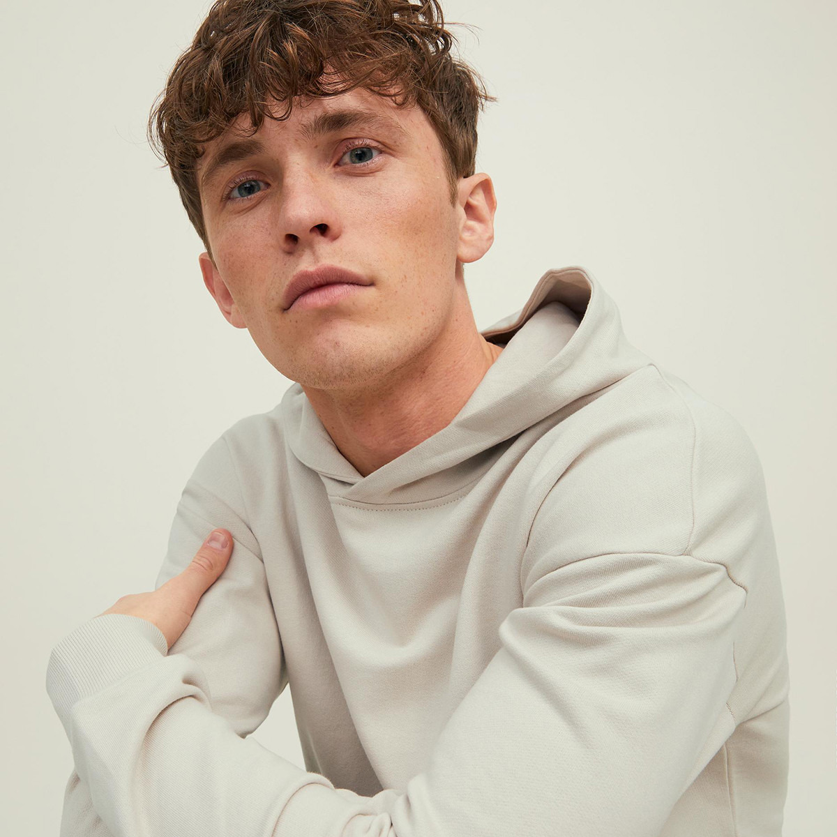 هودي جاك آند جونز بجيب كانغارو مطبوع بلون كريمي للرجال-men-winterwear-hoodiesandsweatshirts-image-7