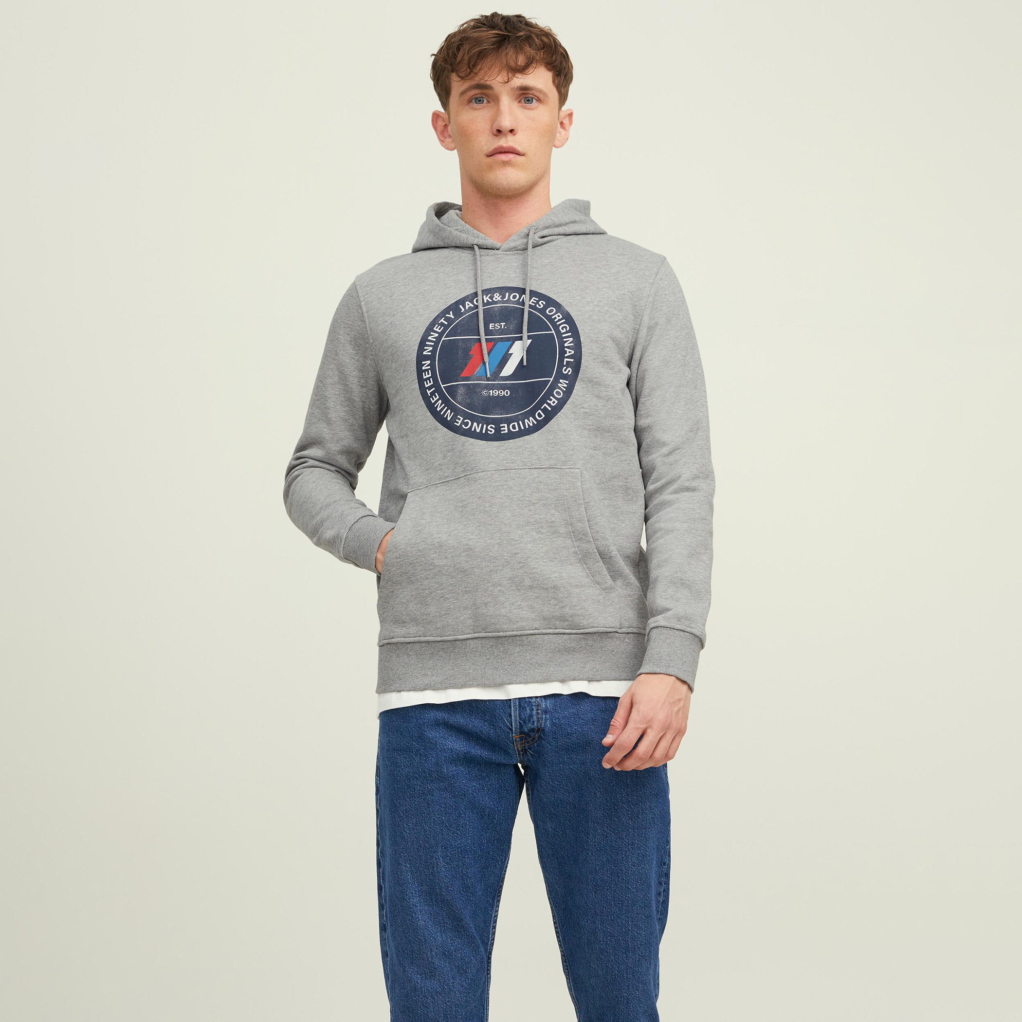 هودي جاك آند جونز من ستاندرد فيت بجيب كانغارو و مطبوع رمادي للرجال-men-winterwear-hoodiesandsweatshirts-image-1