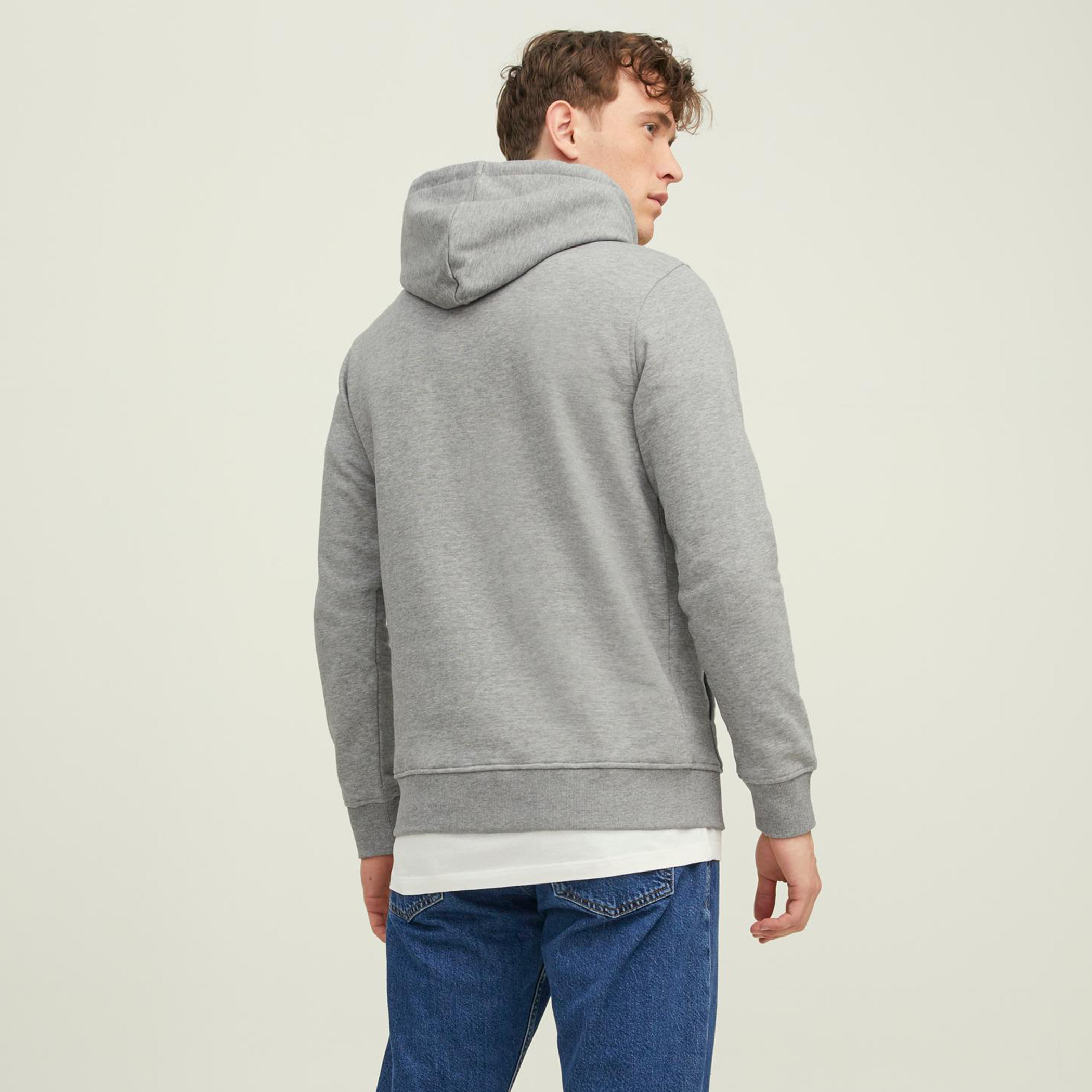 هودي جاك آند جونز من ستاندرد فيت بجيب كانغارو و مطبوع رمادي للرجال-men-winterwear-hoodiesandsweatshirts-image-2
