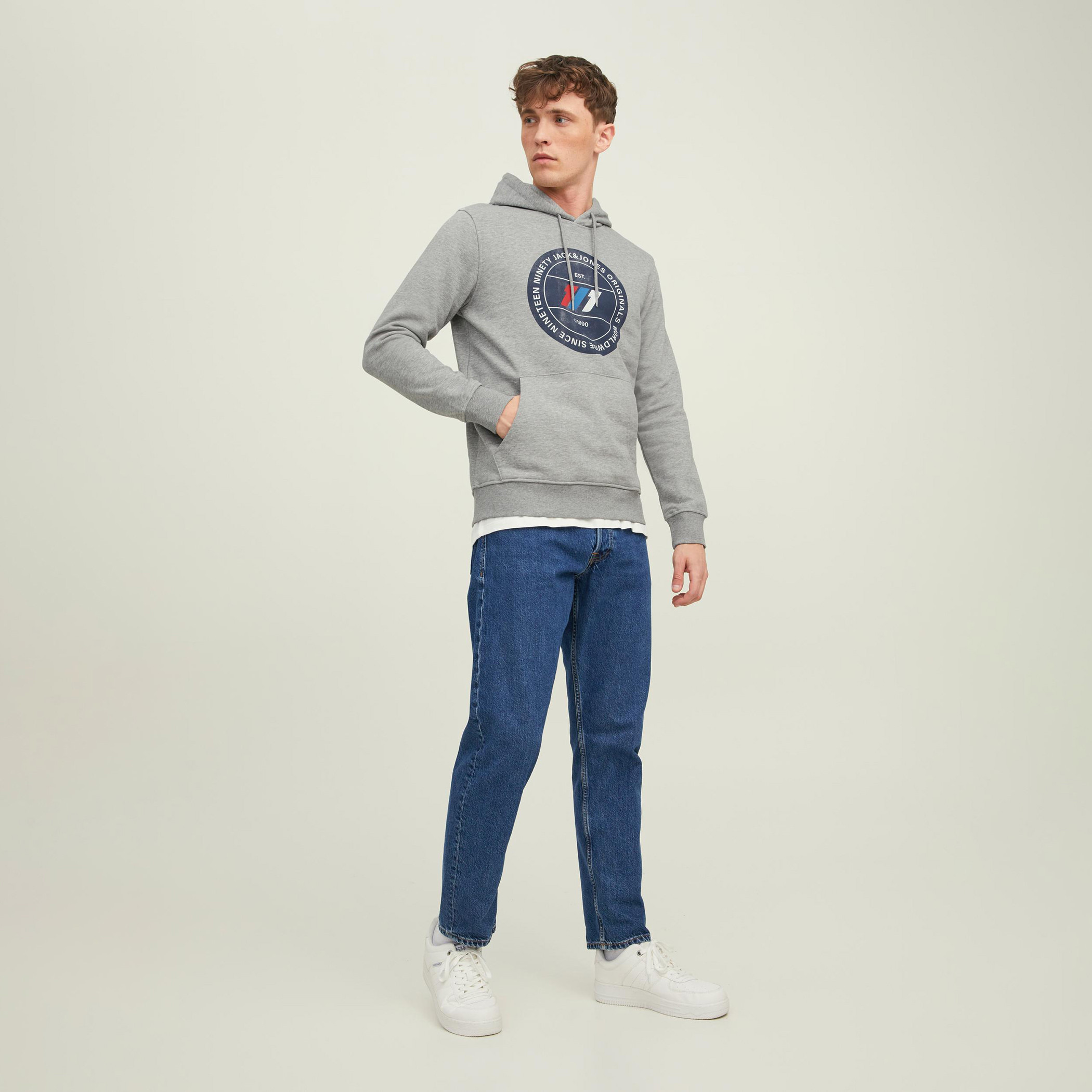 هودي جاك آند جونز من ستاندرد فيت بجيب كانغارو و مطبوع رمادي للرجال-men-winterwear-hoodiesandsweatshirts-image-4