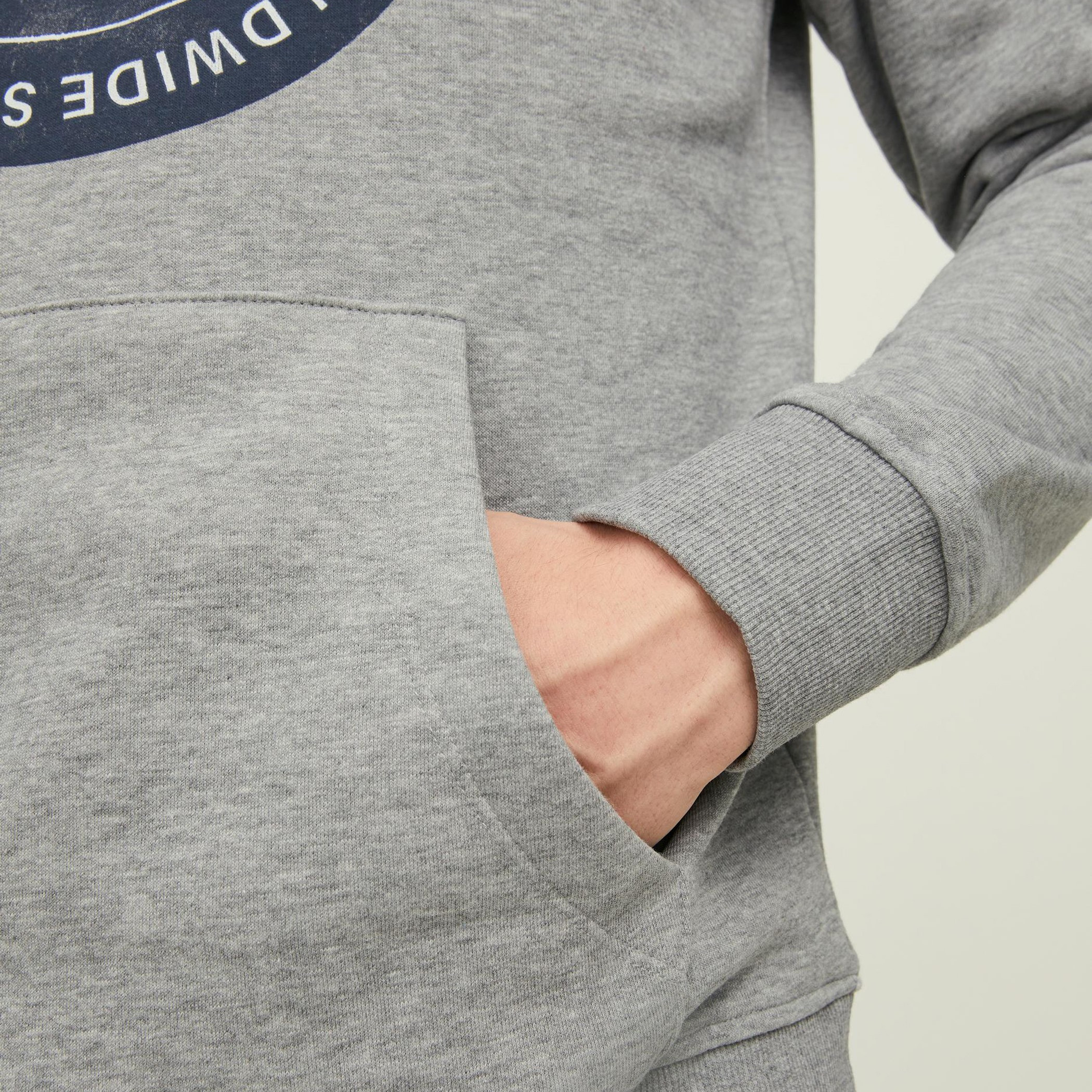 هودي جاك آند جونز من ستاندرد فيت بجيب كانغارو و مطبوع رمادي للرجال-men-winterwear-hoodiesandsweatshirts-image-6