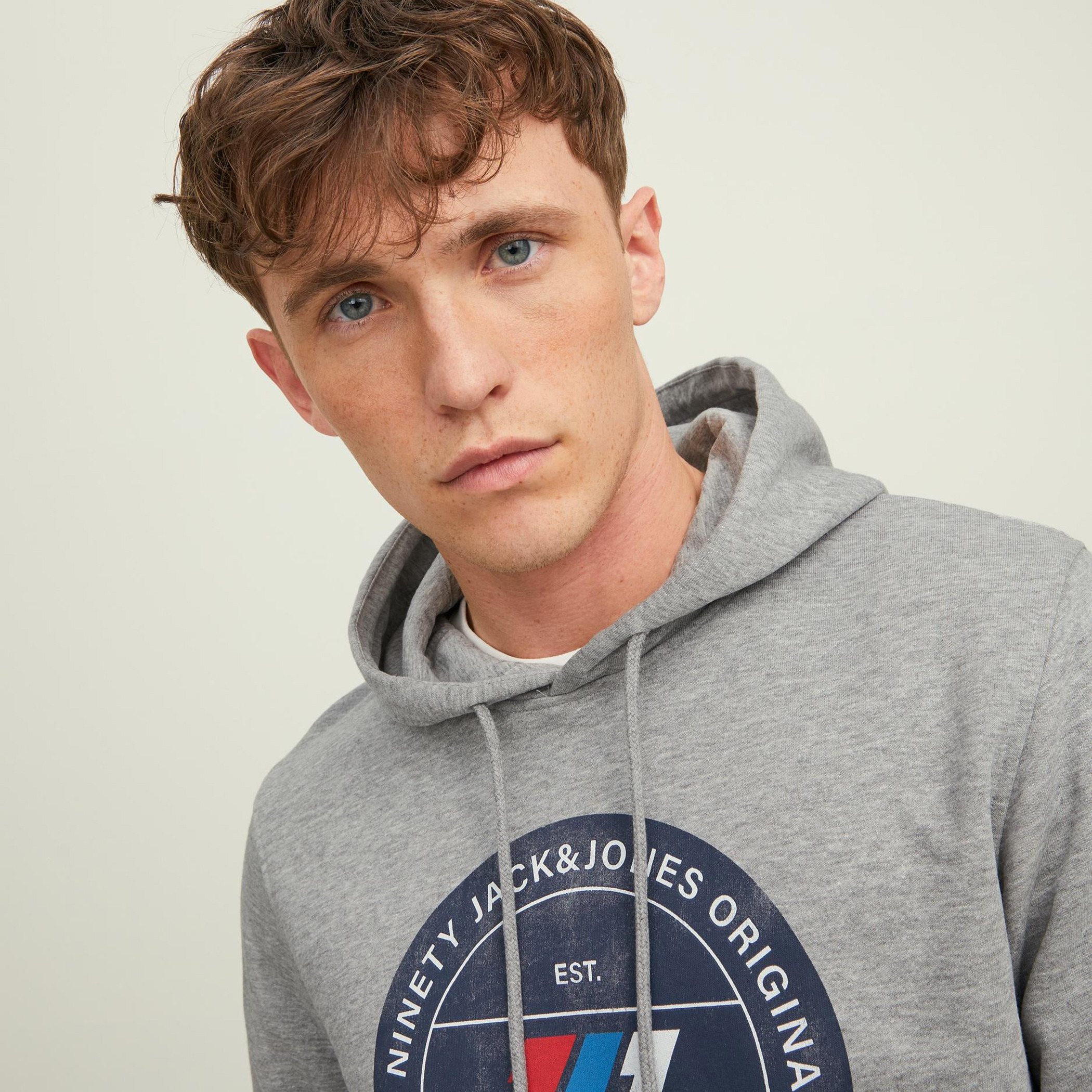هودي جاك آند جونز من ستاندرد فيت بجيب كانغارو و مطبوع رمادي للرجال-men-winterwear-hoodiesandsweatshirts-image-7