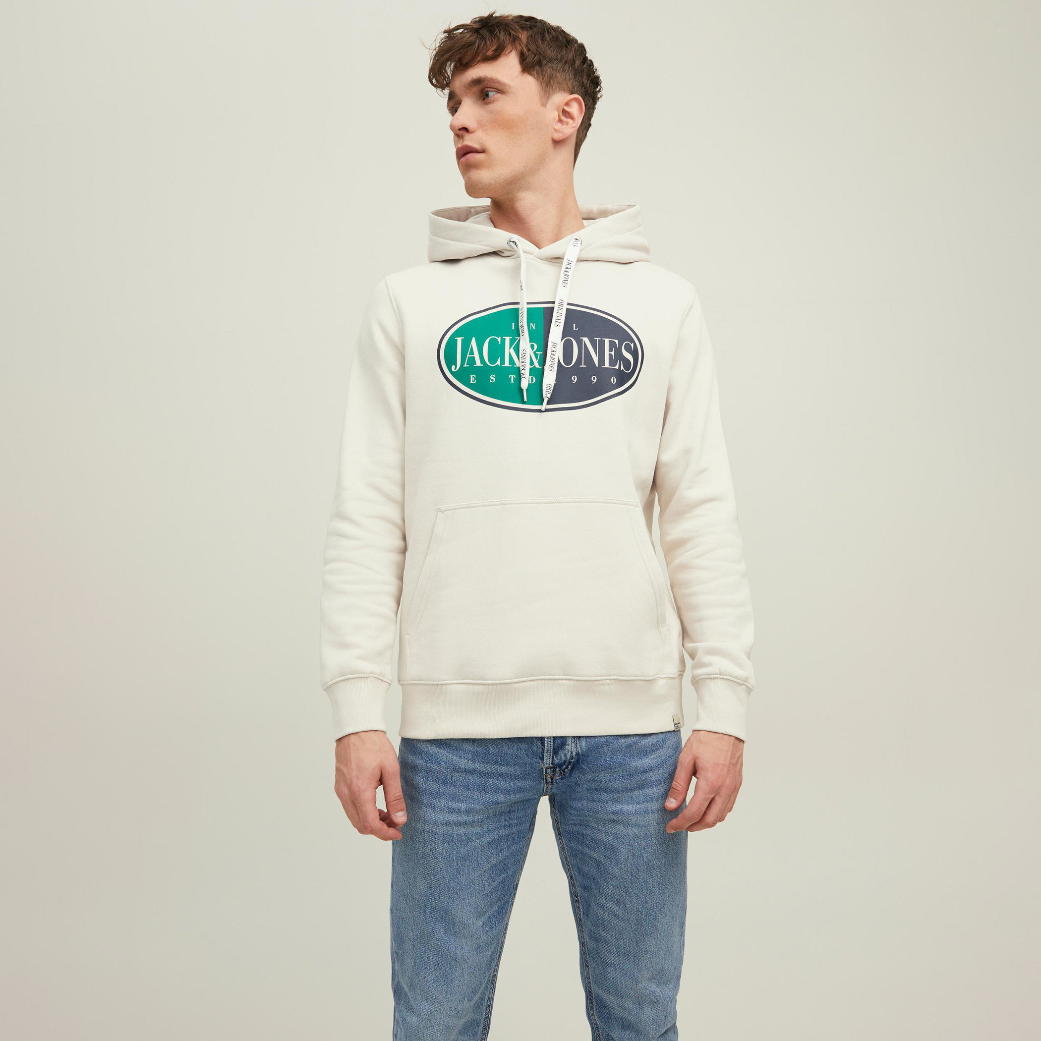 هودي جاك آند جونز من ستاندرد فيت بجيب كانغارو و مطبوع ابیض فاتح للرجال-men-winterwear-hoodiesandsweatshirts-image-1