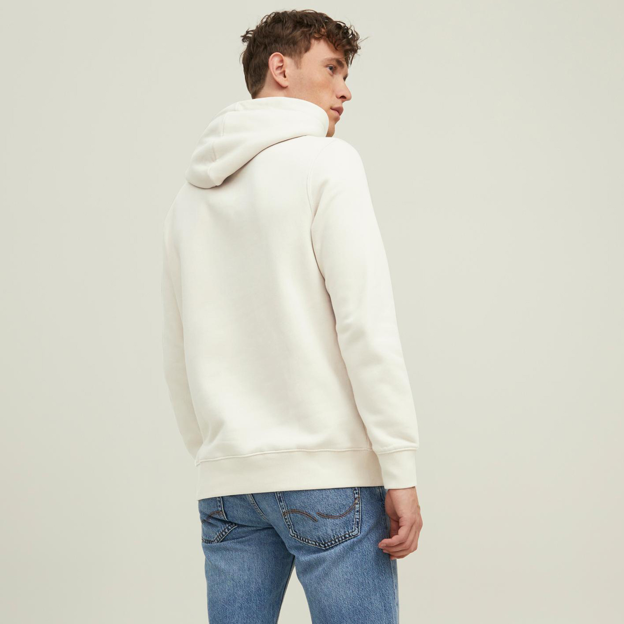 هودي جاك آند جونز من ستاندرد فيت بجيب كانغارو و مطبوع ابیض فاتح للرجال-men-winterwear-hoodiesandsweatshirts-image-2
