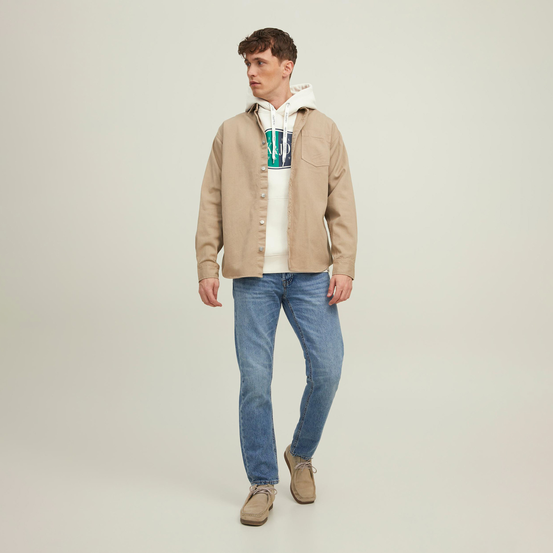 هودي جاك آند جونز من ستاندرد فيت بجيب كانغارو و مطبوع ابیض فاتح للرجال-men-winterwear-hoodiesandsweatshirts-image-4