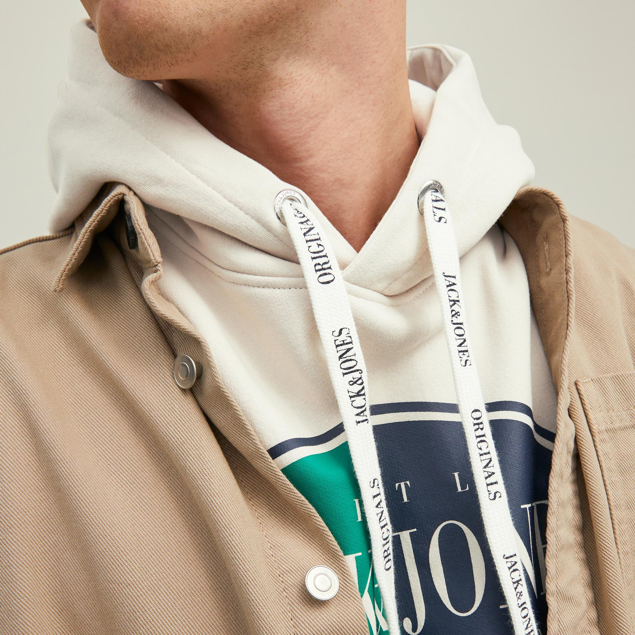 هودي جاك آند جونز من ستاندرد فيت بجيب كانغارو و مطبوع ابیض فاتح للرجال-men-winterwear-hoodiesandsweatshirts-image-5