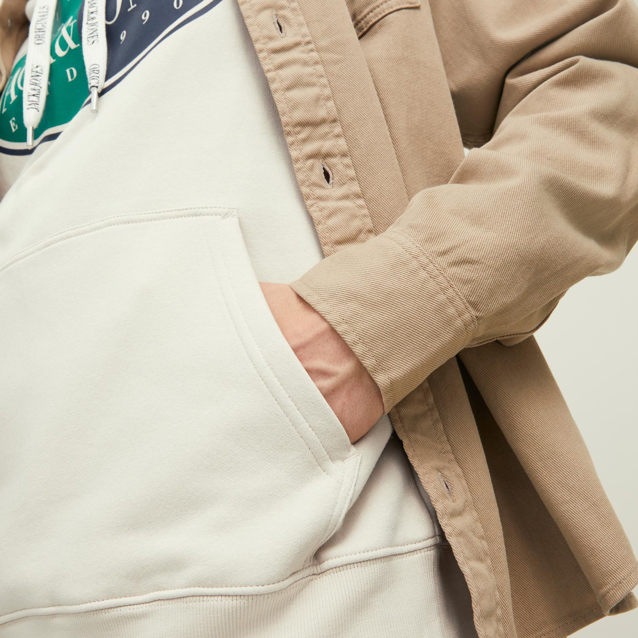 هودي جاك آند جونز من ستاندرد فيت بجيب كانغارو و مطبوع ابیض فاتح للرجال-men-winterwear-hoodiesandsweatshirts-image-6