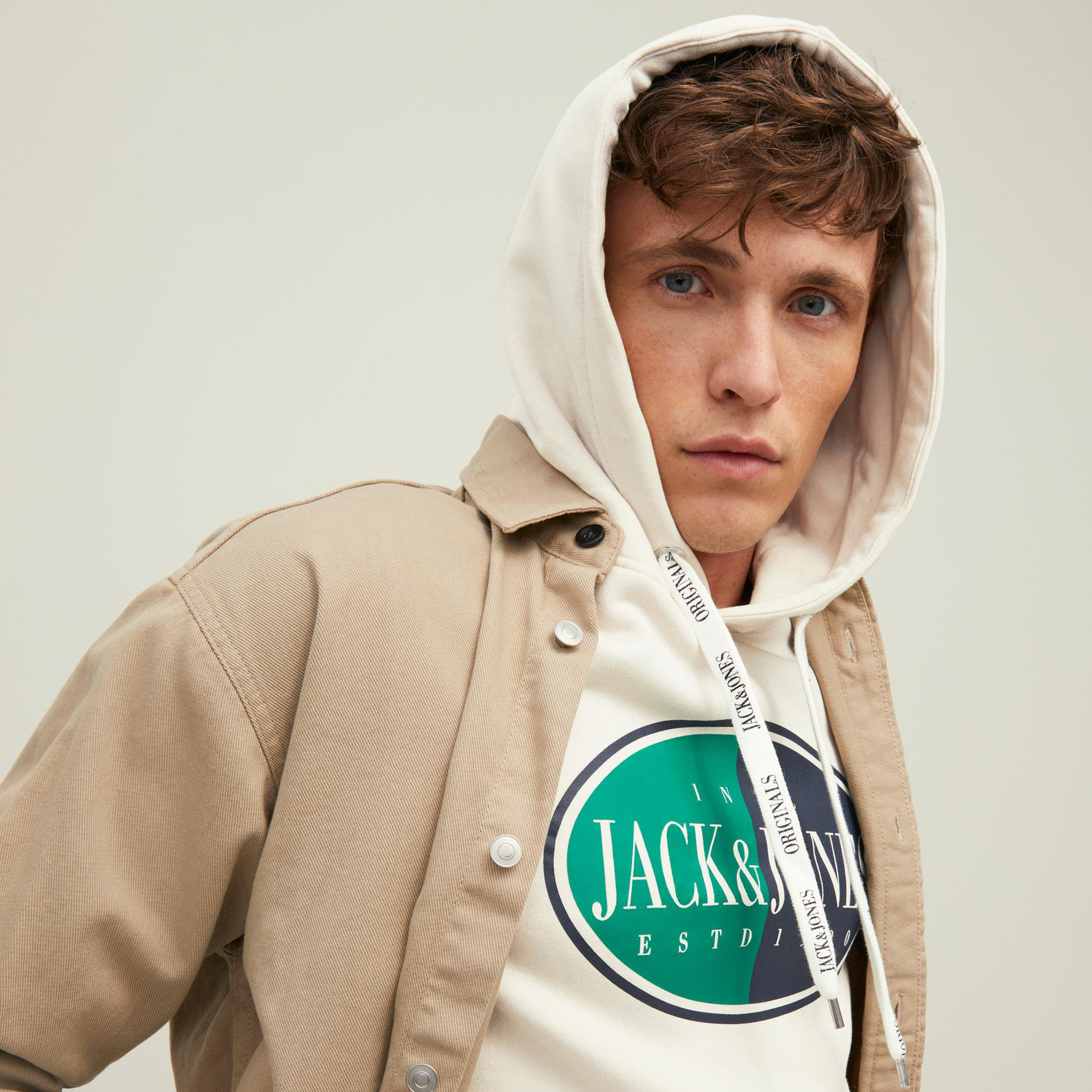 هودي جاك آند جونز من ستاندرد فيت بجيب كانغارو و مطبوع ابیض فاتح للرجال-men-winterwear-hoodiesandsweatshirts-image-7