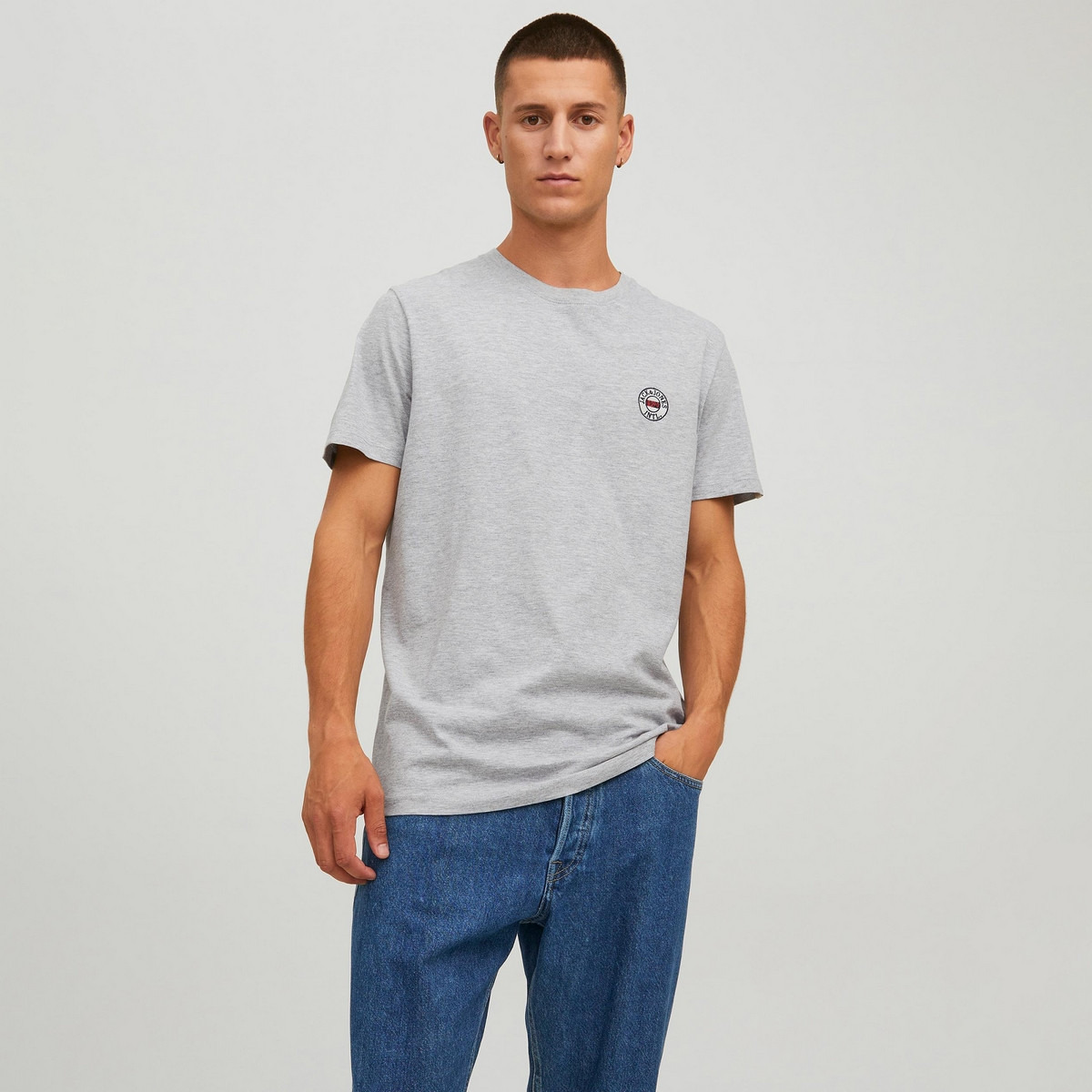 تي شيرت رجالي من جاك آند جونز بأكمام قصيرة و ياقة مستديرة مع شعار أزرق كحلي-men-clothing-tshirtsandpolos-tshirts-image-2