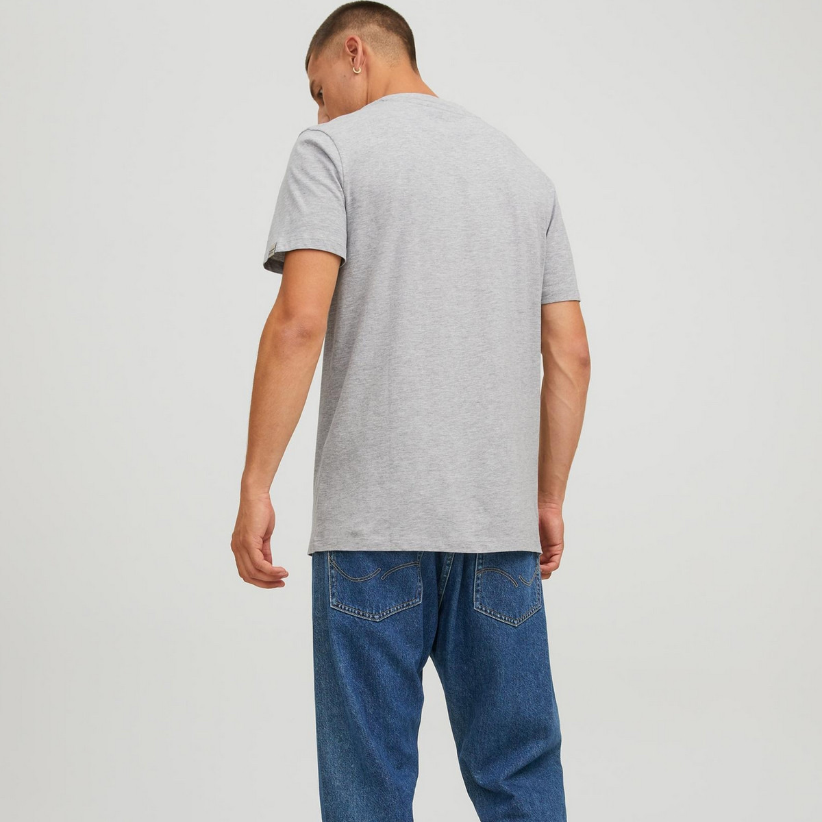 تي شيرت رجالي من جاك آند جونز بأكمام قصيرة و ياقة مستديرة مع شعار أزرق كحلي-men-clothing-tshirtsandpolos-tshirts-image-3