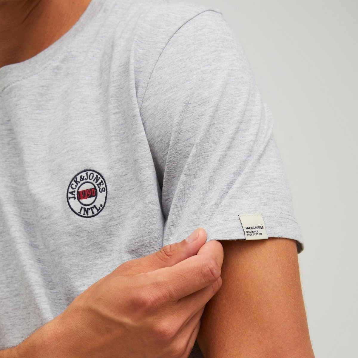 تي شيرت رجالي من جاك آند جونز بأكمام قصيرة و ياقة مستديرة مع شعار أزرق كحلي-men-clothing-tshirtsandpolos-tshirts-image-5