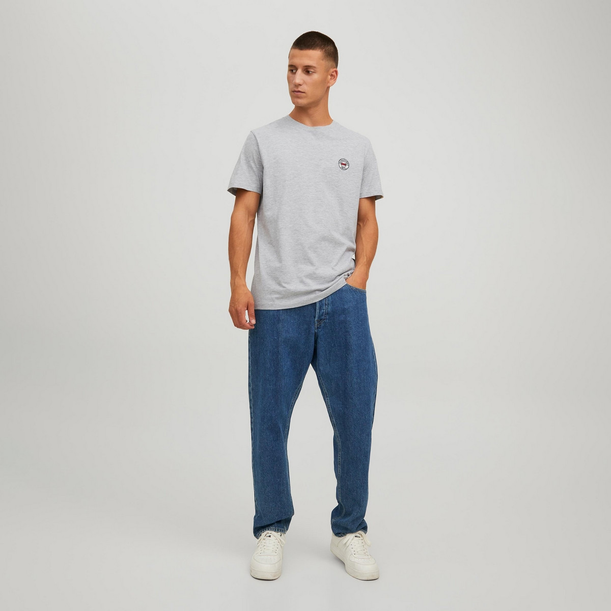 تي شيرت رجالي من جاك آند جونز بأكمام قصيرة و ياقة مستديرة مع شعار أزرق كحلي-men-clothing-tshirtsandpolos-tshirts-image-6