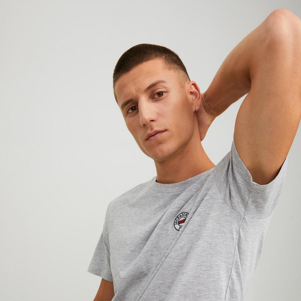 تي شيرت رجالي من جاك آند جونز بأكمام قصيرة و ياقة مستديرة مع شعار أزرق كحلي-men-clothing-tshirtsandpolos-tshirts-image-7