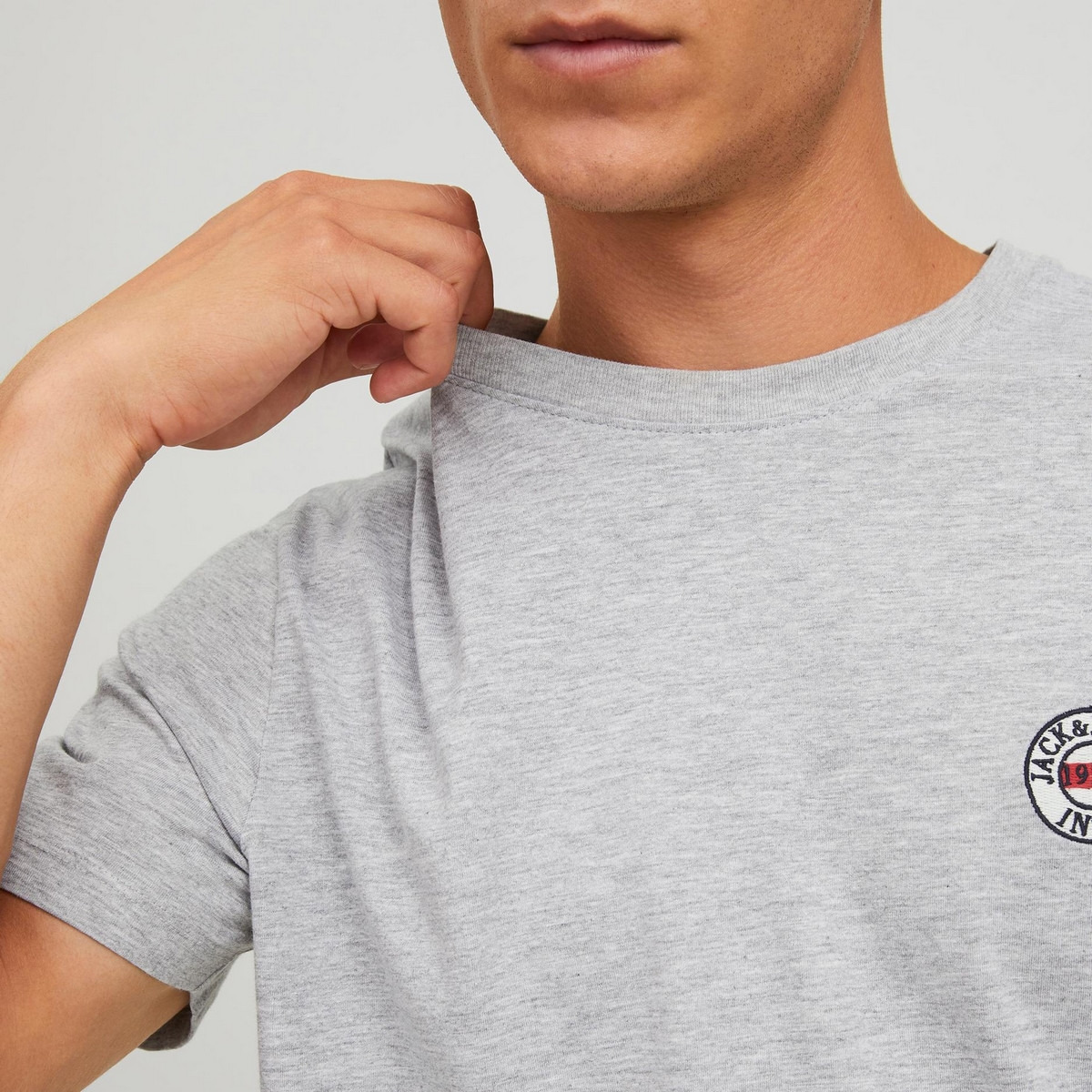 تي شيرت رجالي من جاك آند جونز بأكمام قصيرة و ياقة مستديرة مع شعار أزرق كحلي-men-clothing-tshirtsandpolos-tshirts-image-8