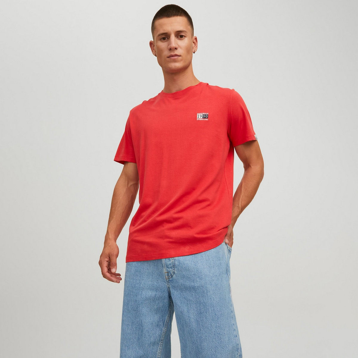 تي شيرت رجالي من جاك آند جونز بأكمام قصيرة و ياقة مستديرة مع شعار أزرق كحلي-men-clothing-tshirtsandpolos-tshirts-image-9