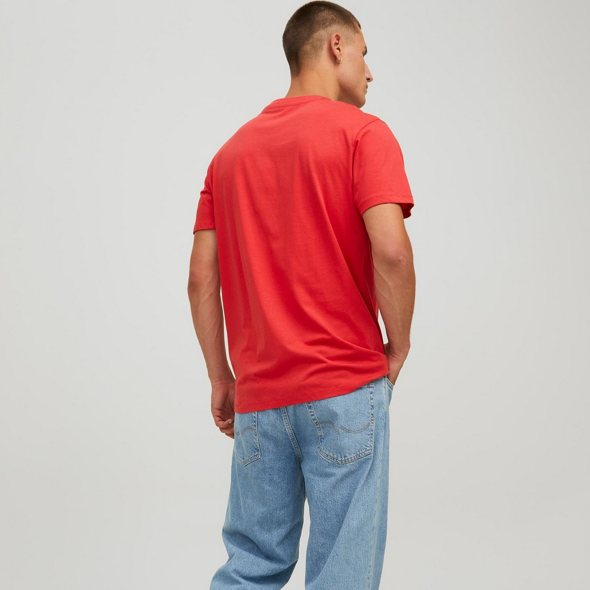 تي شيرت رجالي من جاك آند جونز بأكمام قصيرة و ياقة مستديرة مع شعار أزرق كحلي-men-clothing-tshirtsandpolos-tshirts-image-10