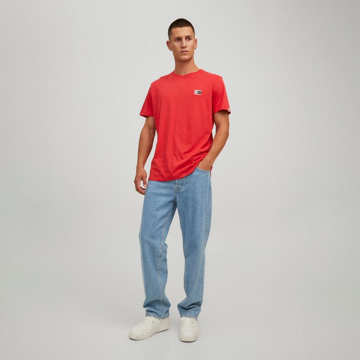 تي شيرت رجالي من جاك آند جونز بأكمام قصيرة و ياقة مستديرة مع شعار أزرق كحلي-men-clothing-tshirtsandpolos-tshirts-image-13