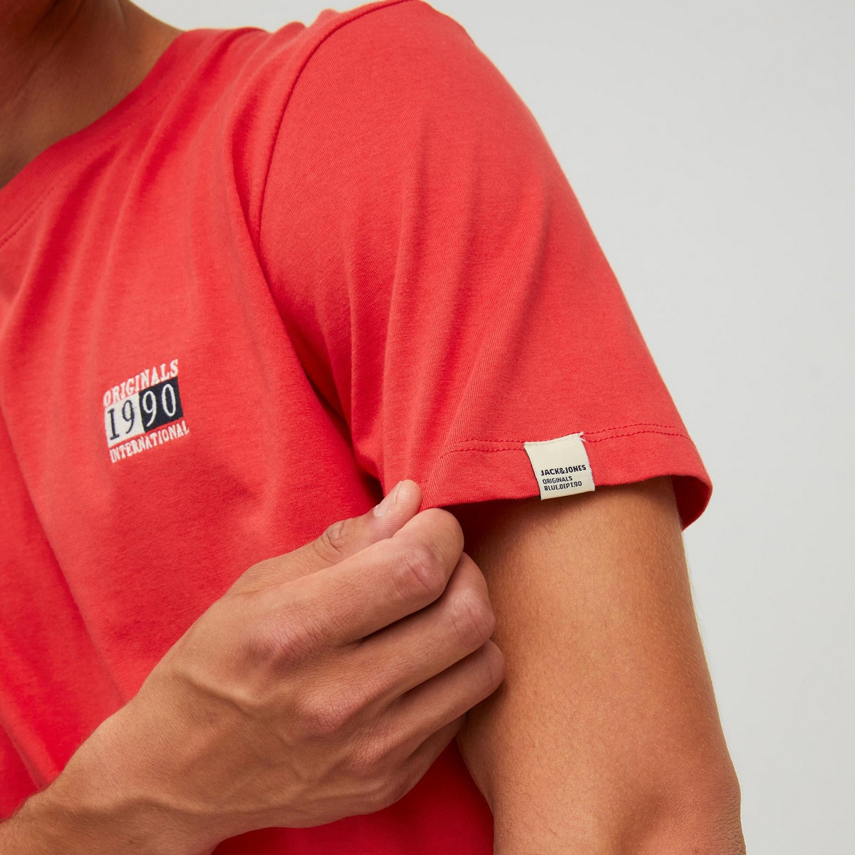 تي شيرت رجالي من جاك آند جونز بأكمام قصيرة و ياقة مستديرة مع شعار أزرق كحلي-men-clothing-tshirtsandpolos-tshirts-image-14
