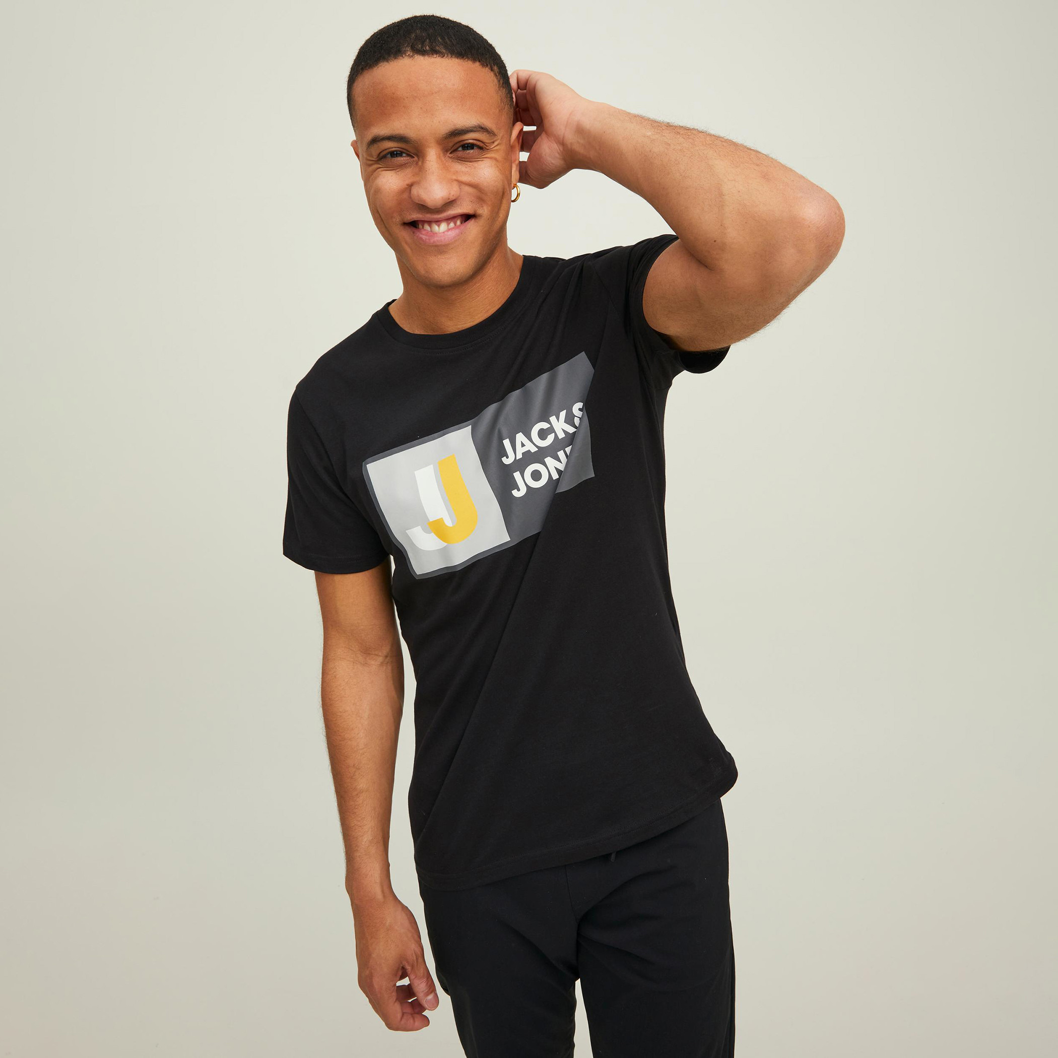 تيشيرت رجالي من جاك آند جونز بأكمام قصيرة وياقة دائرية مع شعار أسود-men-clothing-tshirtsandpolos-tshirts-image-1
