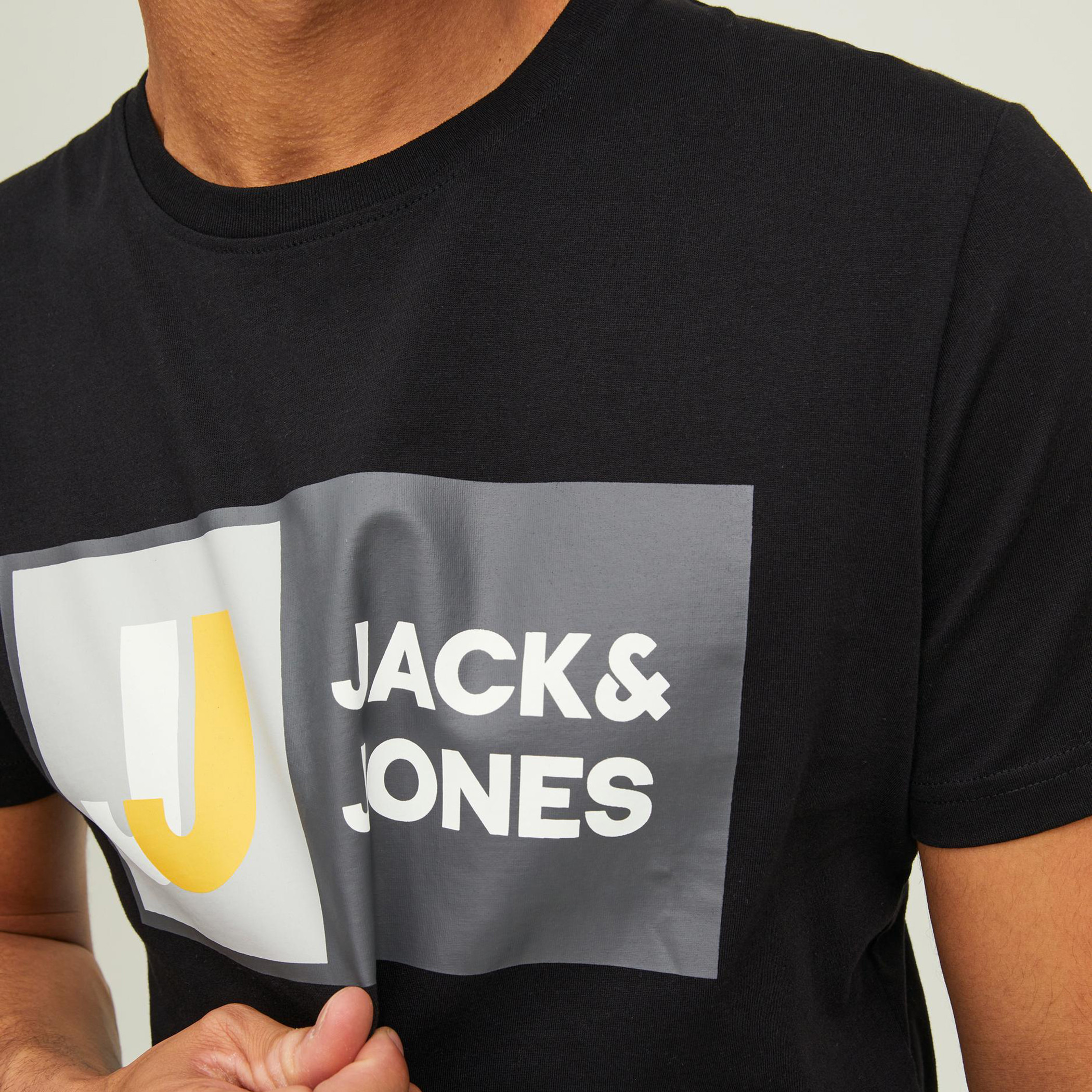 تيشيرت رجالي من جاك آند جونز بأكمام قصيرة وياقة دائرية مع شعار أسود-men-clothing-tshirtsandpolos-tshirts-image-3