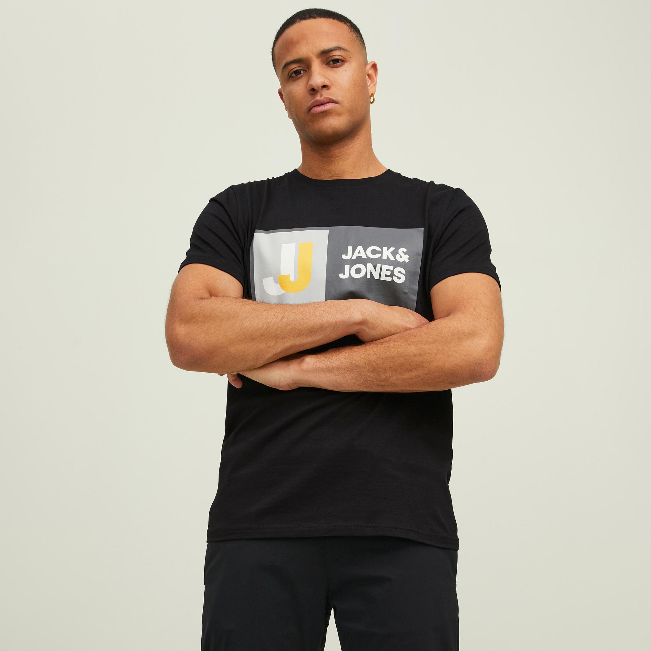 تيشيرت رجالي من جاك آند جونز بأكمام قصيرة وياقة دائرية مع شعار أسود-men-clothing-tshirtsandpolos-tshirts-image-5