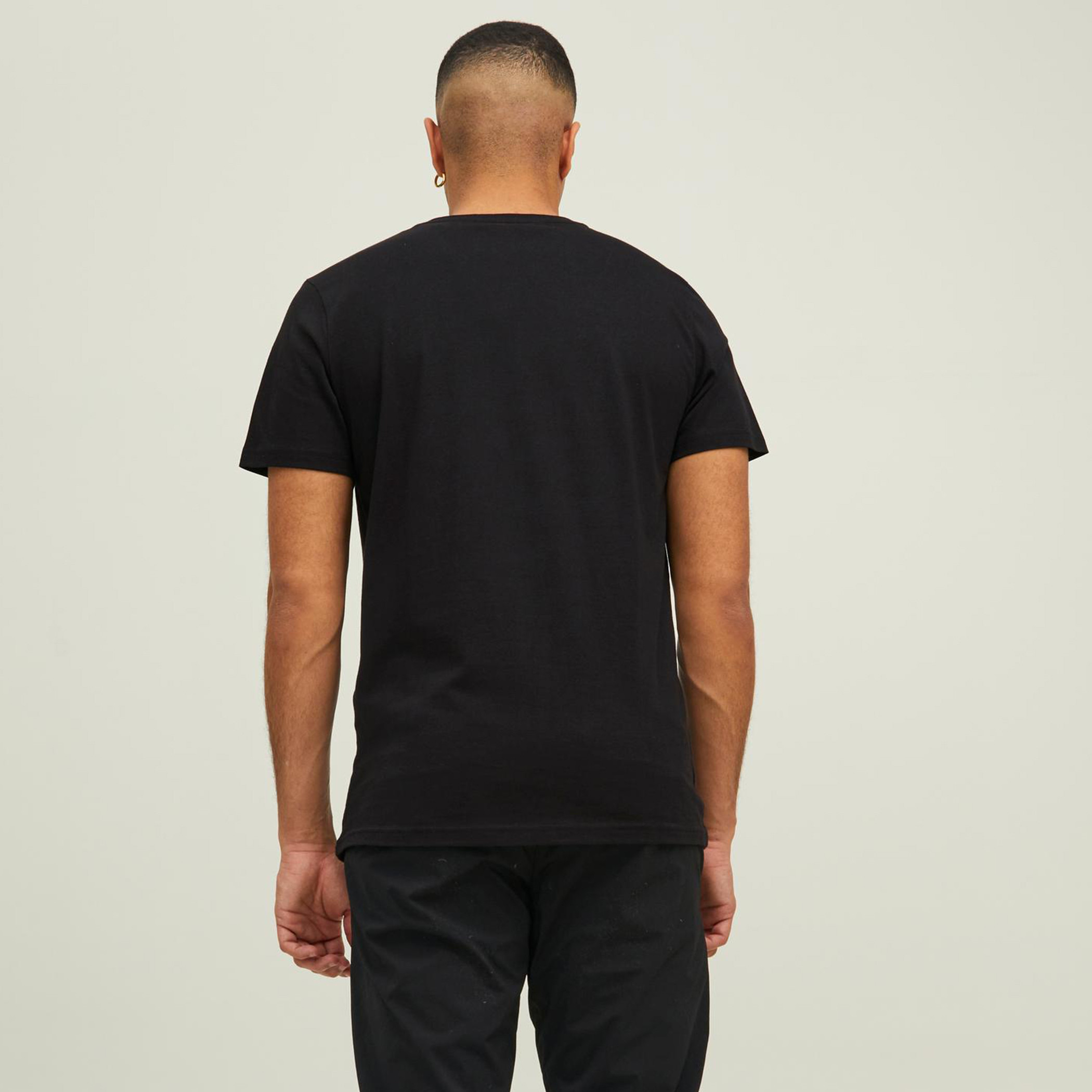 تيشيرت رجالي من جاك آند جونز بأكمام قصيرة وياقة دائرية مع شعار أسود-men-clothing-tshirtsandpolos-tshirts-image-6