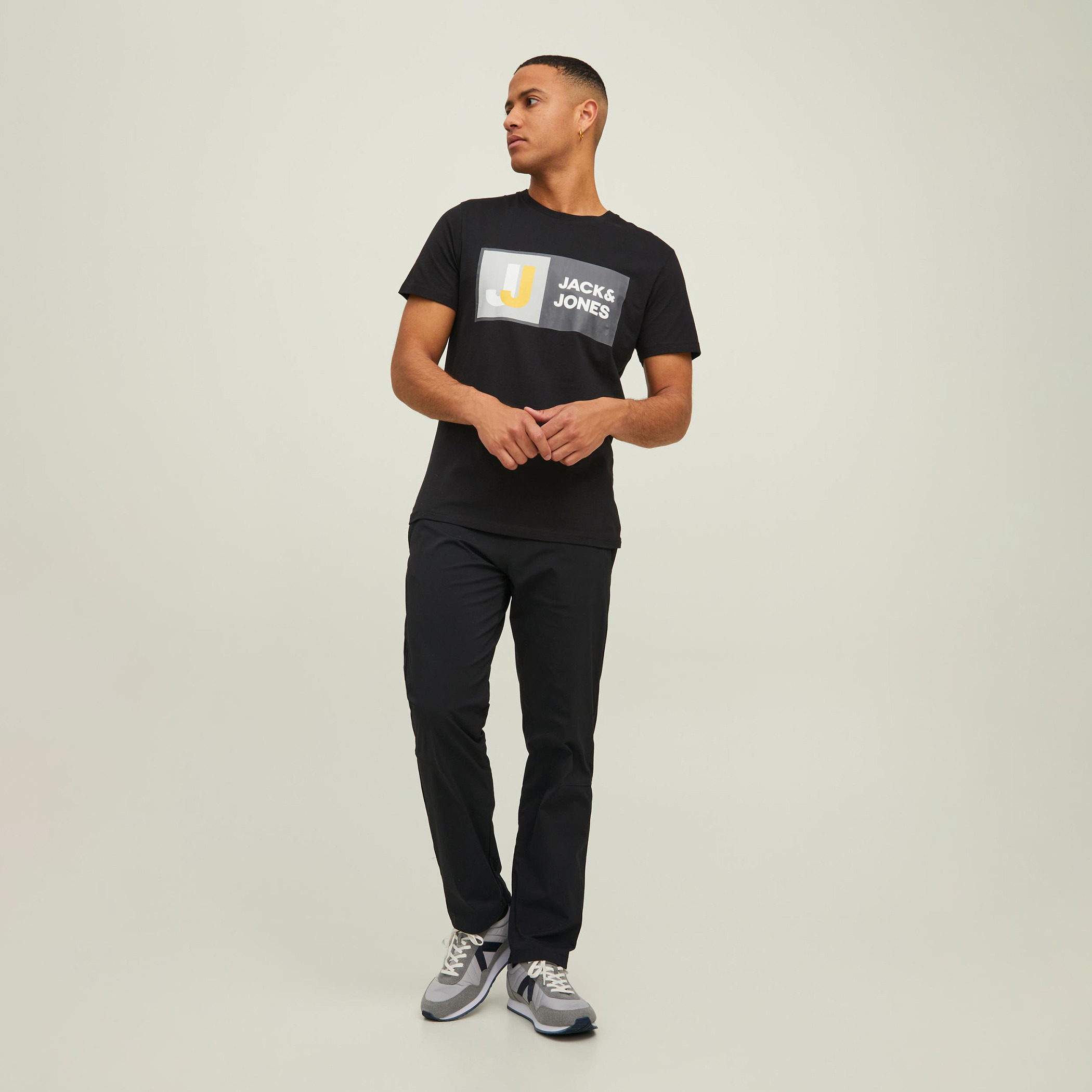 تيشيرت رجالي من جاك آند جونز بأكمام قصيرة وياقة دائرية مع شعار أسود-men-clothing-tshirtsandpolos-tshirts-image-7