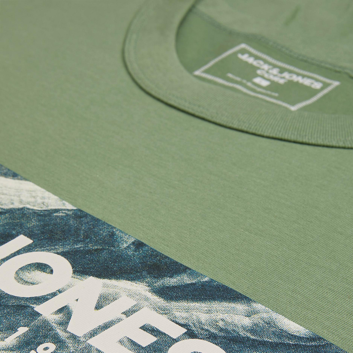 تي شيرت رجالي من جاك آند جونز بأكمام قصيرة و ياقة مستديرة و مطبوع مع لون اخضر-men-clothing-tshirtsandpolos-tshirts-image-2