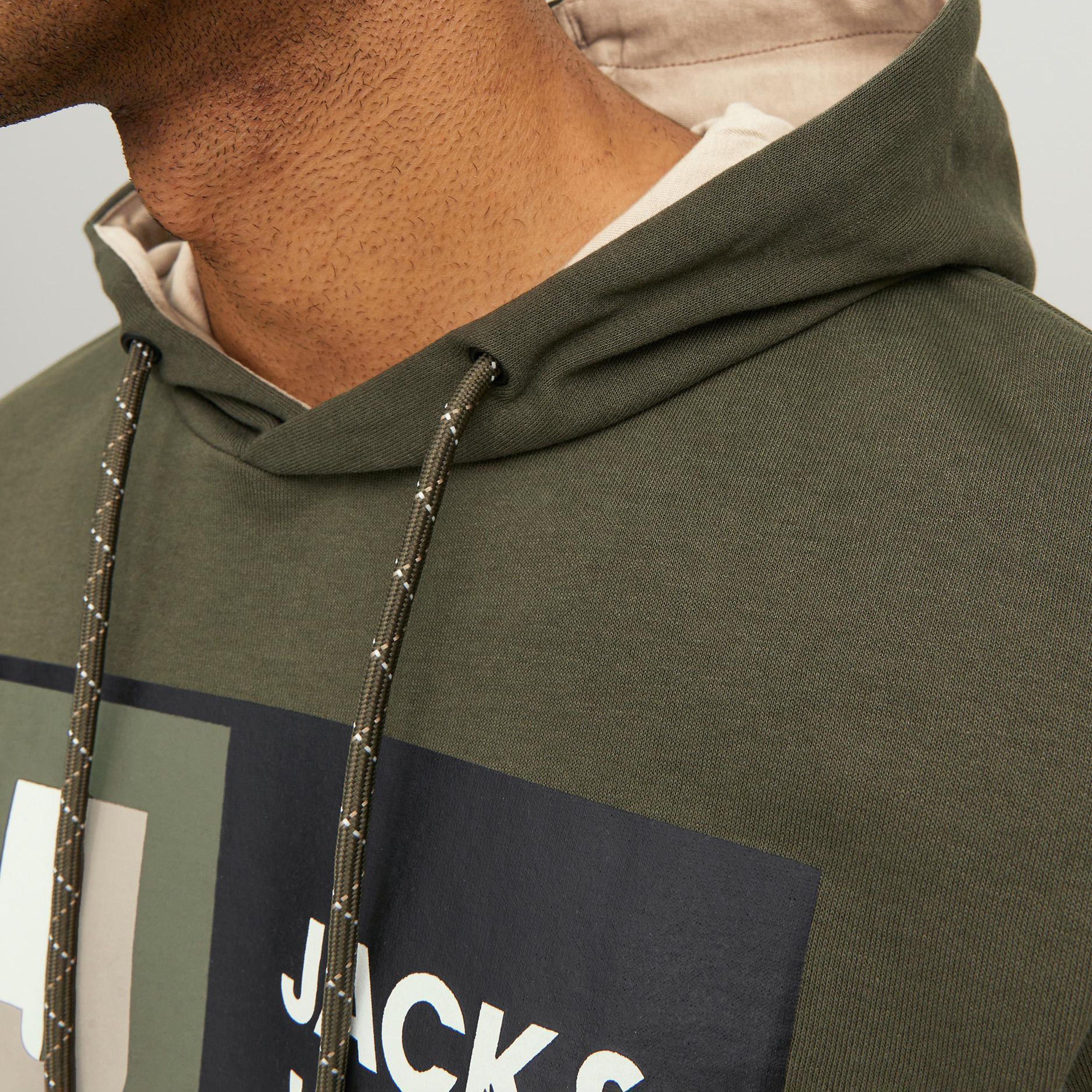 هودي من جاك آند جونز مطبوع بأكمام طويلة مع جيب كانغارو-men-winterwear-hoodiesandsweatshirts-image-3
