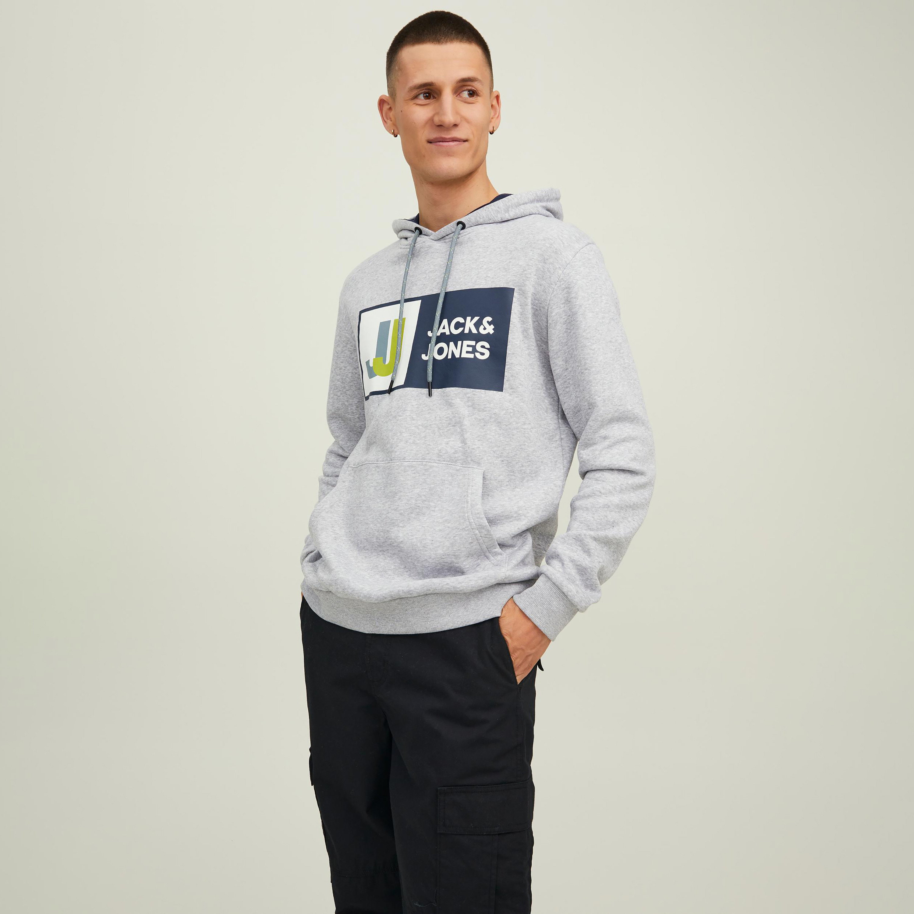 هودي من جاك آند جونز مطبوع بأكمام طويلة مع جيب كانغارو-men-winterwear-hoodiesandsweatshirts-image-8