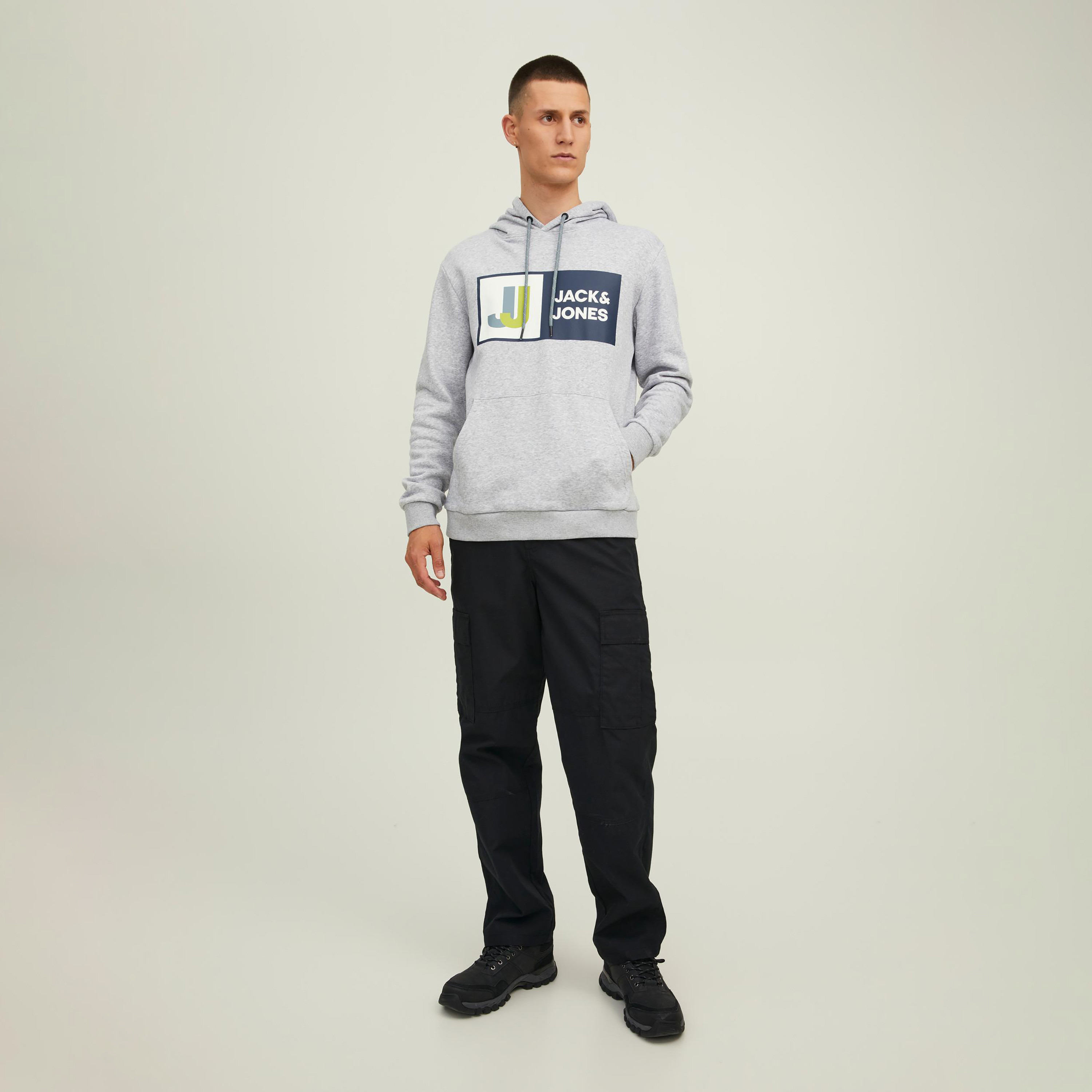 هودي من جاك آند جونز مطبوع بأكمام طويلة مع جيب كانغارو-men-winterwear-hoodiesandsweatshirts-image-9