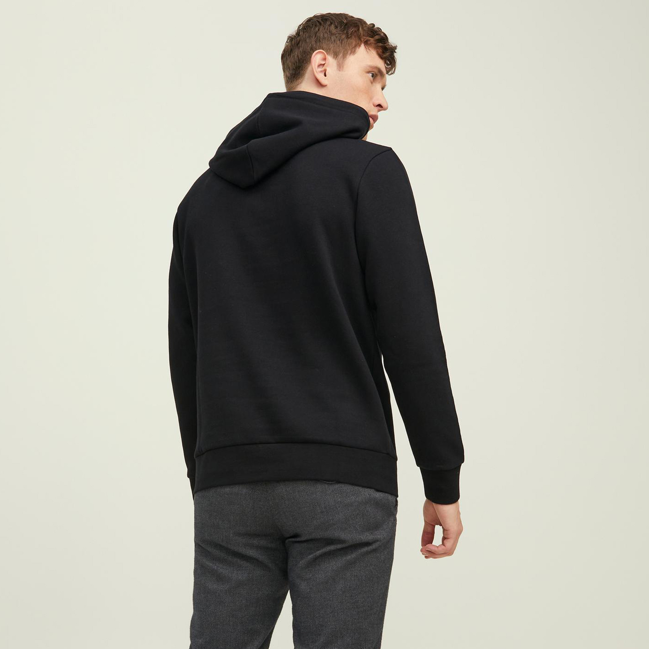 هودي من جاك آند جونز مطبوع بأكمام طويلة مع جيب كانغارو-men-winterwear-hoodiesandsweatshirts-image-2