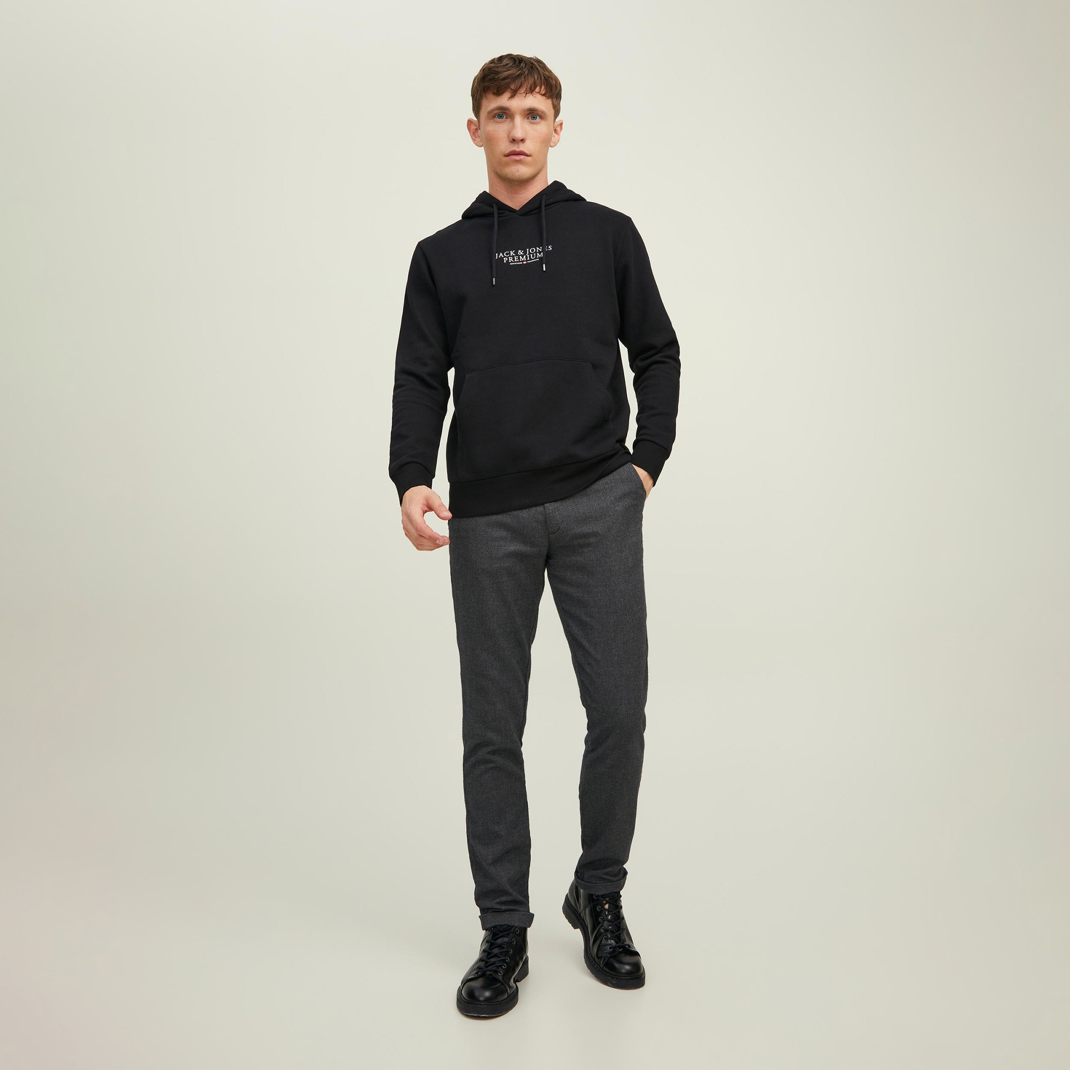 هودي من جاك آند جونز مطبوع بأكمام طويلة مع جيب كانغارو-men-winterwear-hoodiesandsweatshirts-image-4