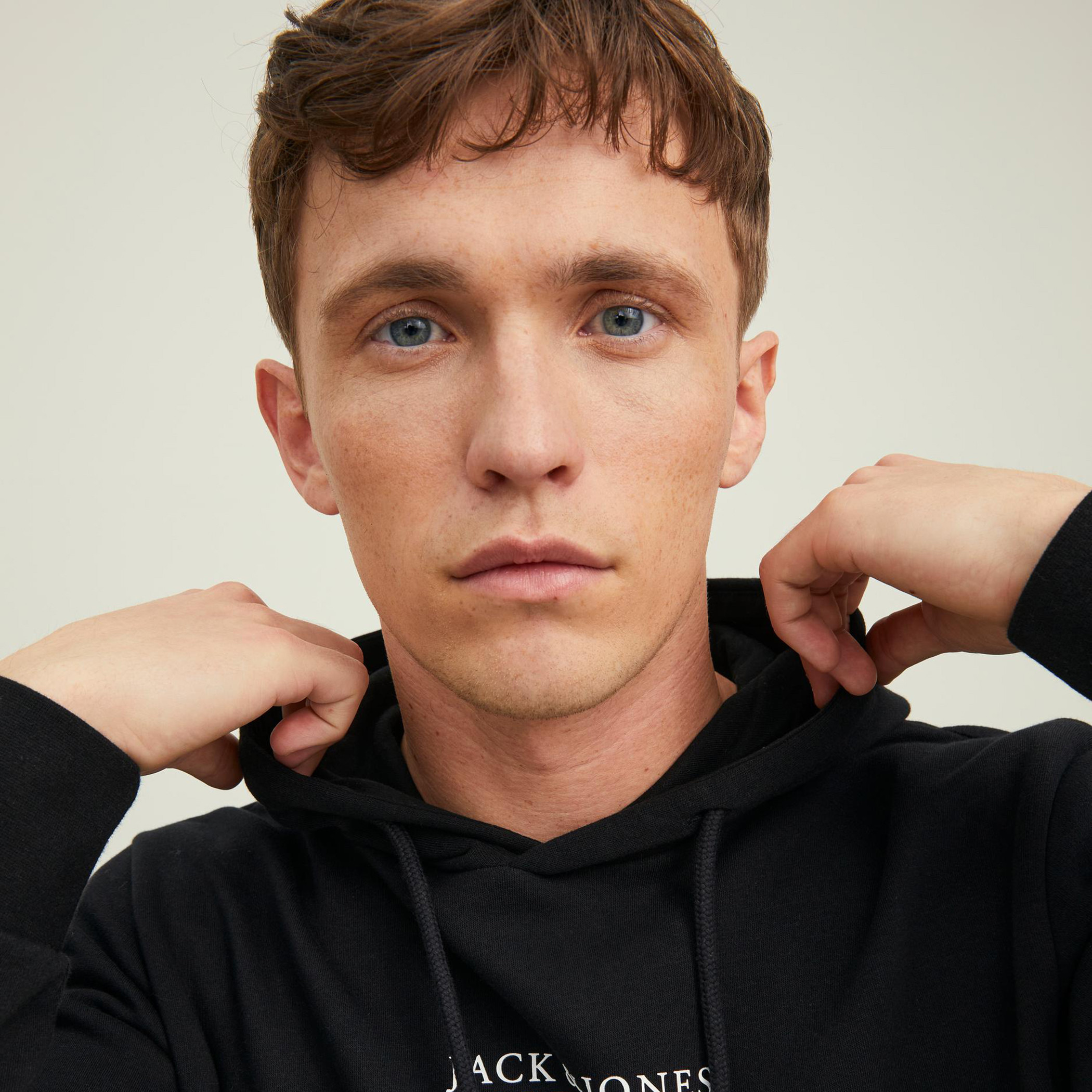 هودي من جاك آند جونز مطبوع بأكمام طويلة مع جيب كانغارو-men-winterwear-hoodiesandsweatshirts-image-7