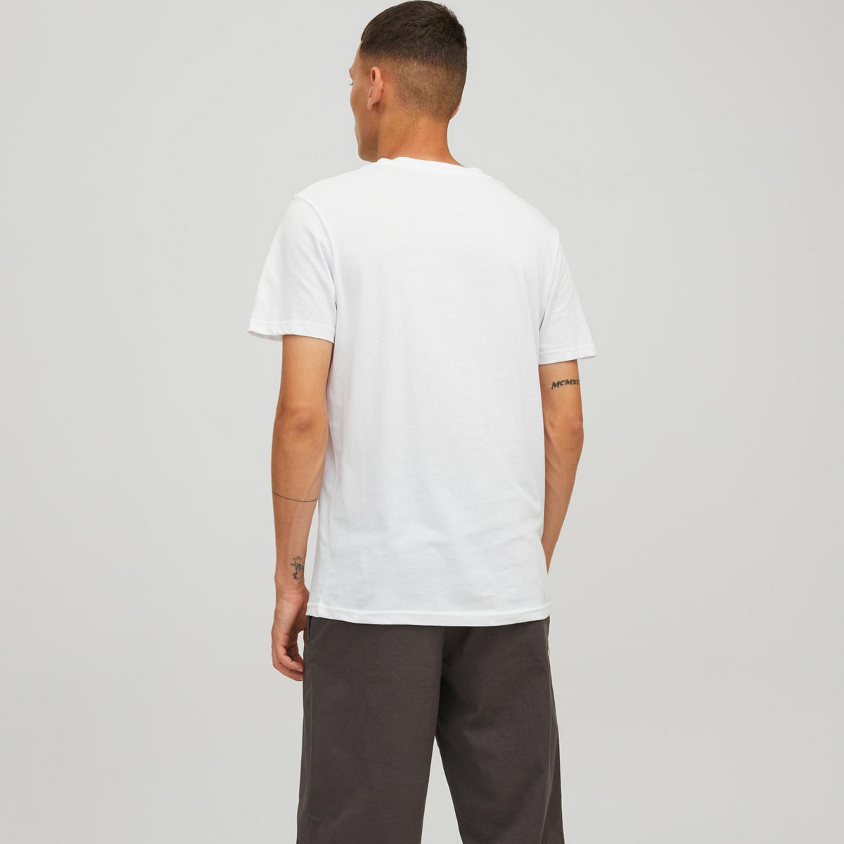 تي شيرت رجالي من جاك آند جونز بأكمام قصيرة و ياقة مستديرة و مطبوع مع لون بني-men-clothing-tshirtsandpolos-tshirts-image-16