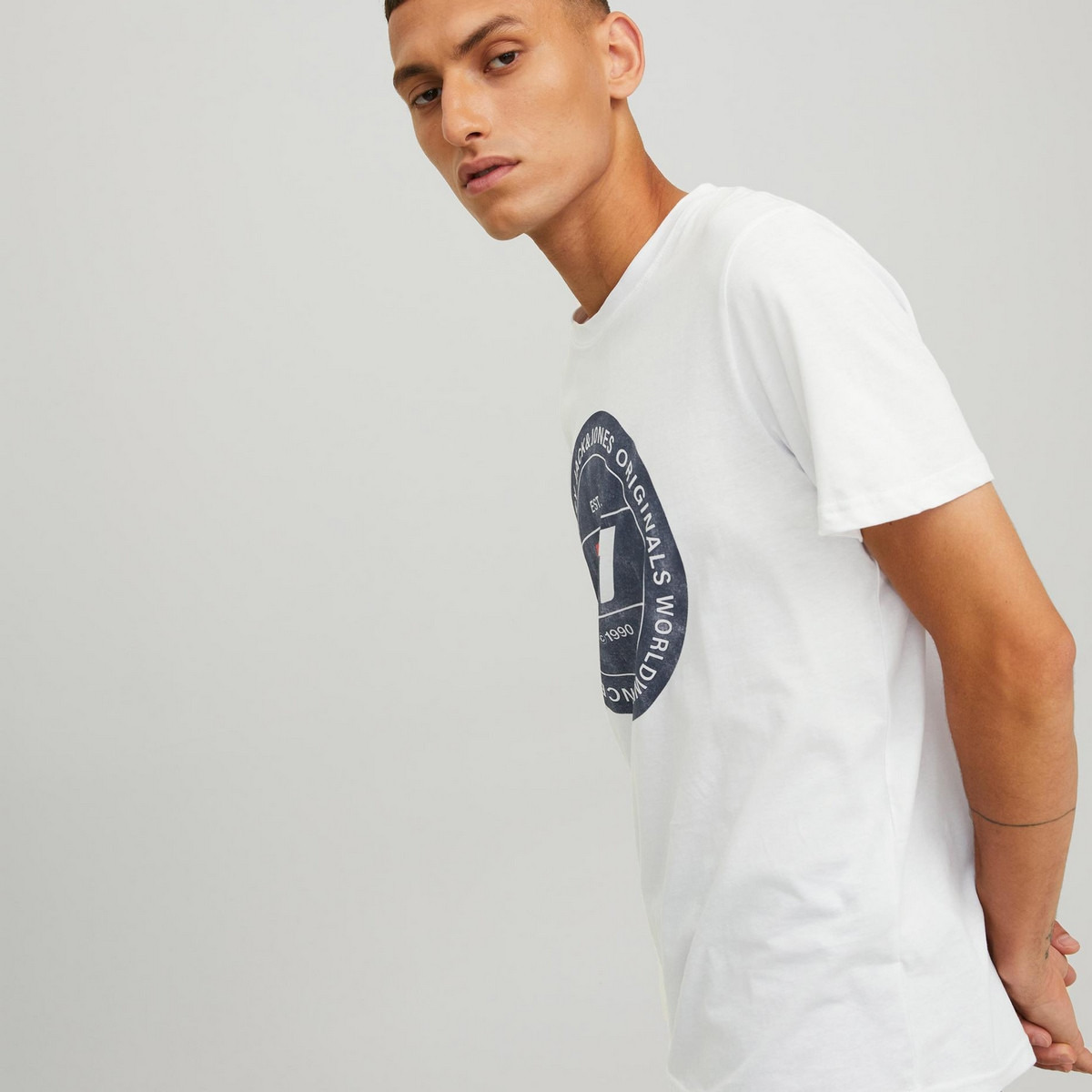 تي شيرت رجالي من جاك آند جونز بأكمام قصيرة و ياقة مستديرة و مطبوع مع لون بني-men-clothing-tshirtsandpolos-tshirts-image-20